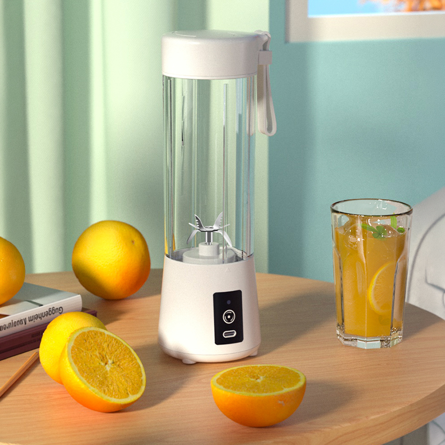 Una licuadora portátil está sobre una mesa de madera con naranjas y un vaso de jugo.