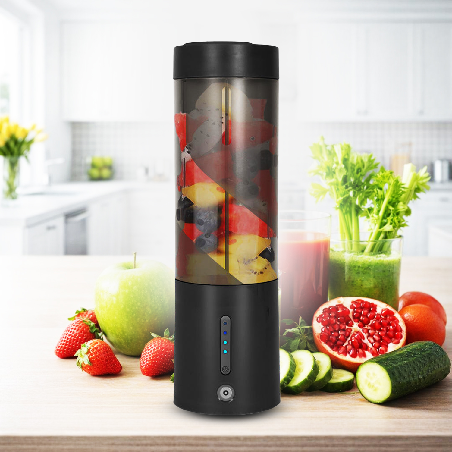 Batidora portátil con frutas y verduras en una cocina.