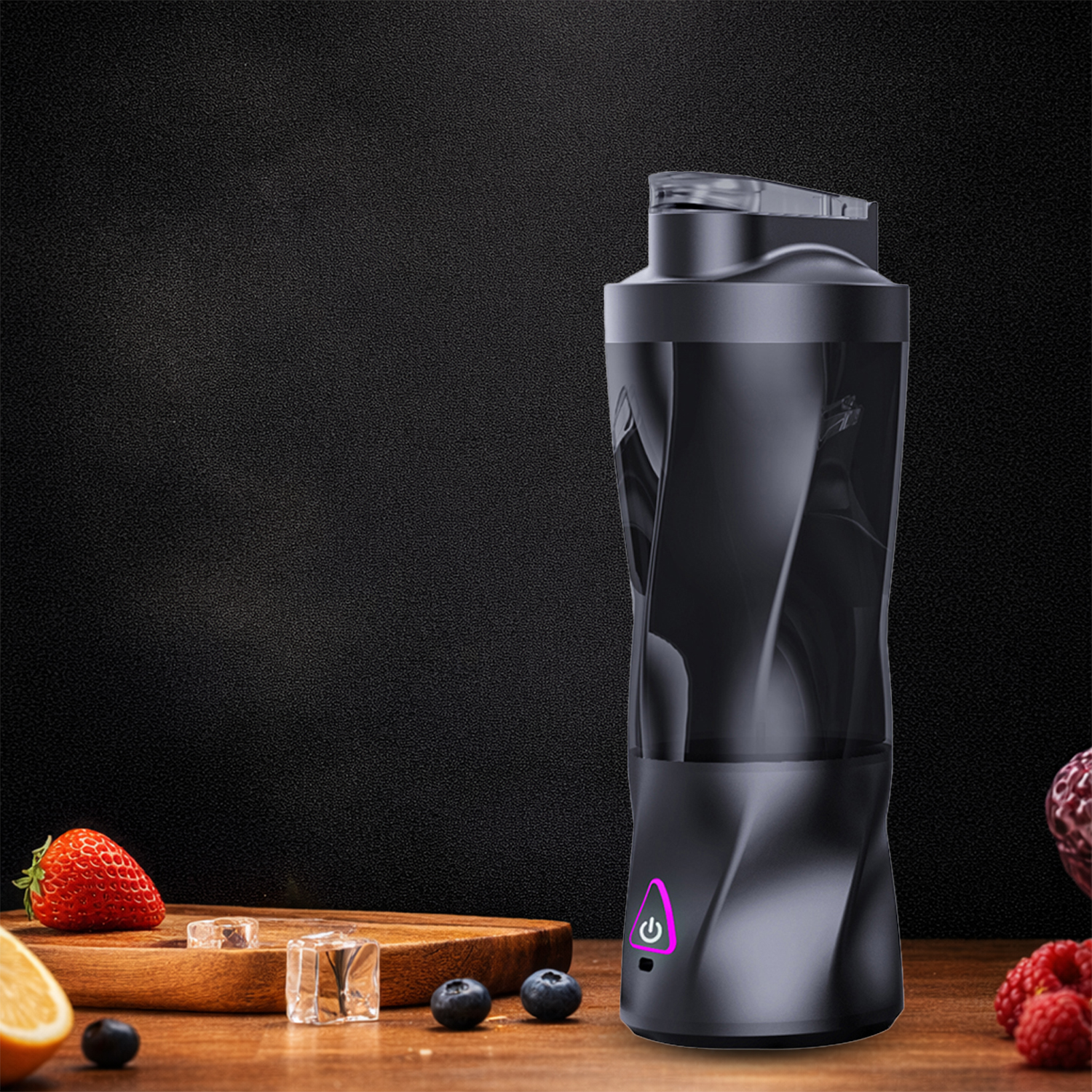 Batidora negra con frutas y cubitos de hielo sobre mesa de madera y fondo oscuro.