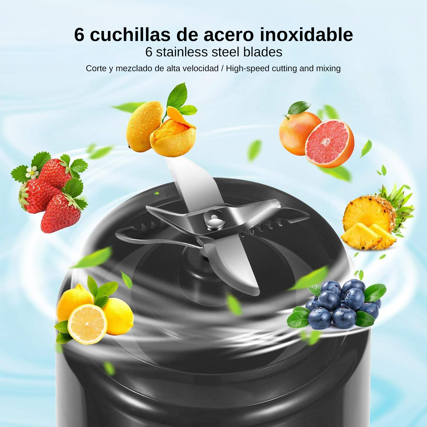 Una licuadora con 6 cuchillas, rodeada de frutas como fresas, mangos, limones, naranjas, piña y arándanos.
