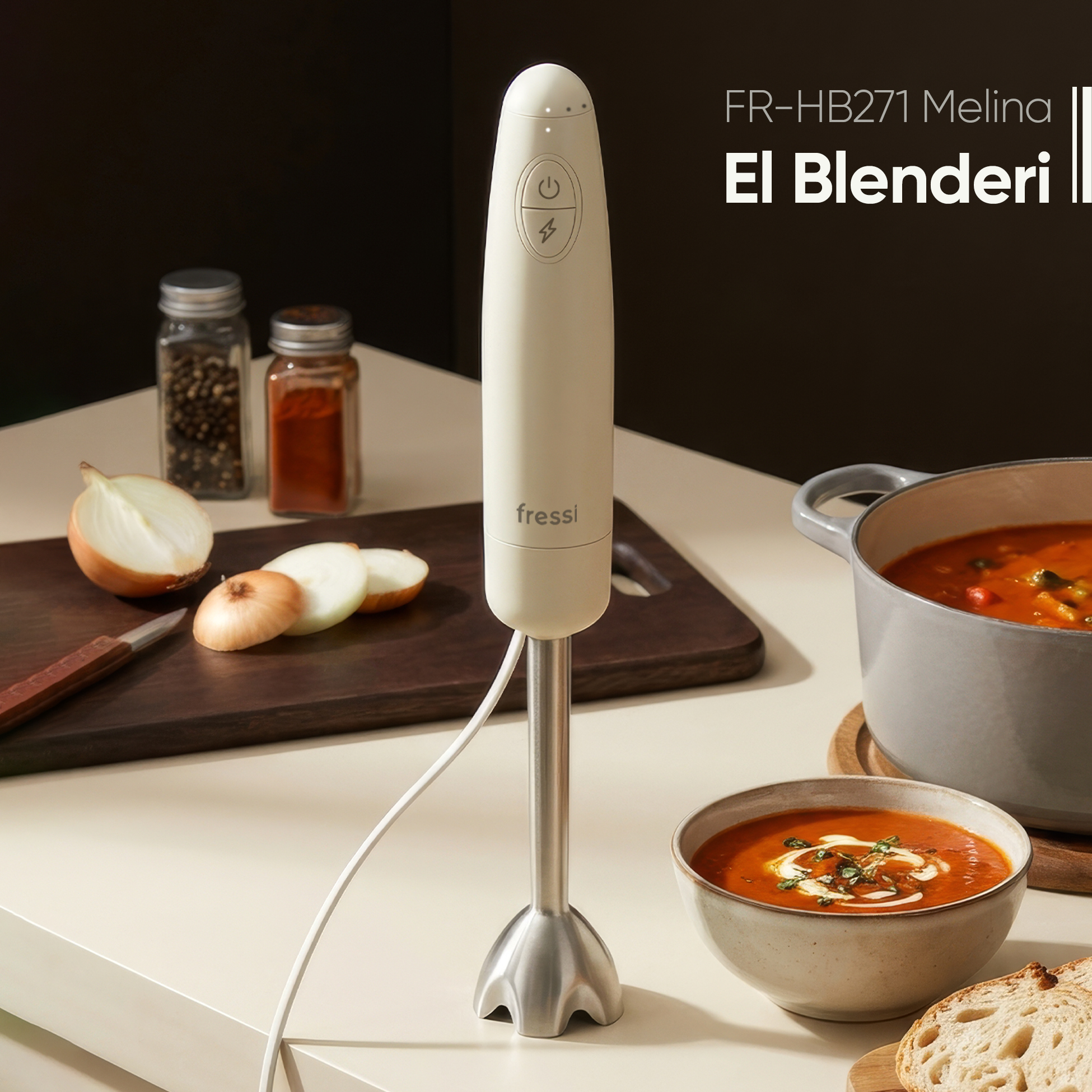 El blenderi soğan, baharat ve bir kase çorbanın yanında duruyor.