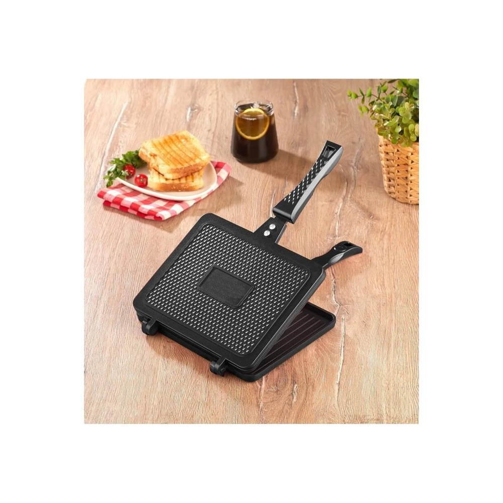 Tahta üzerinde açık sandviç makinesi, tost, domates ve bir bardak buzlu çay ile.