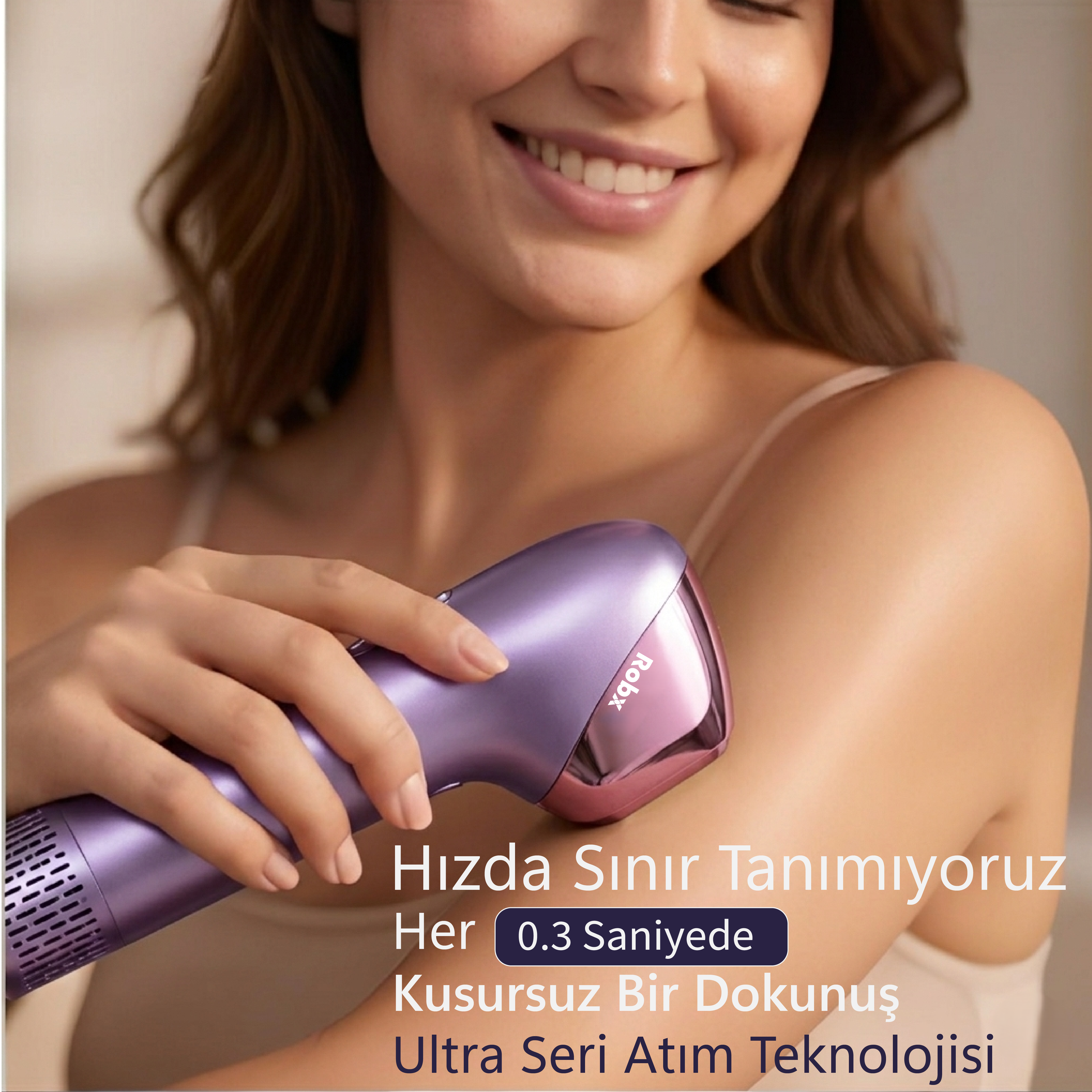 Kadın, kolunda parlak detaylara sahip mor bir epilasyon cihazı tutuyor.