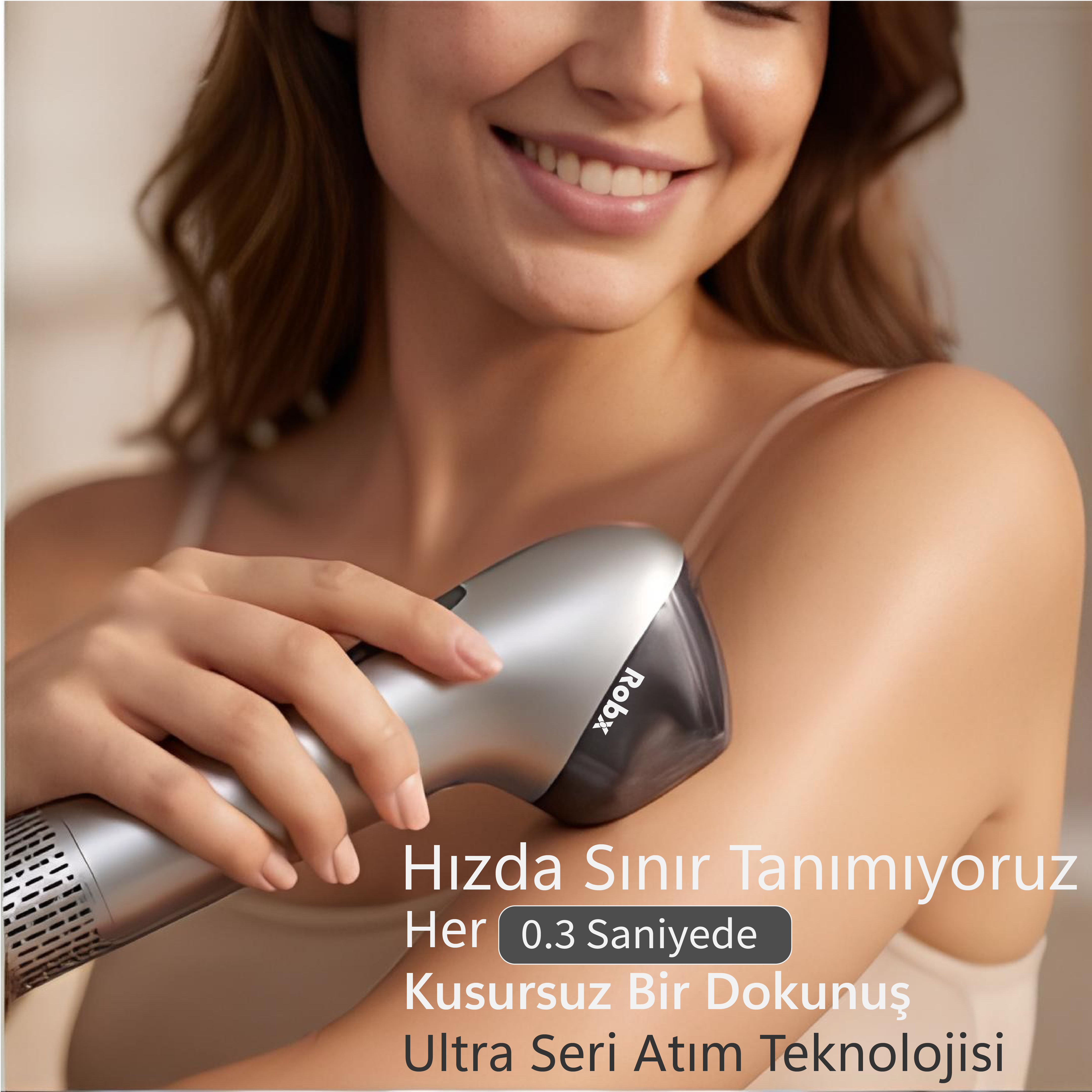 Gülümseyen bir kadın kolunda gümüş rengi tüy dökücü kullanıyor.