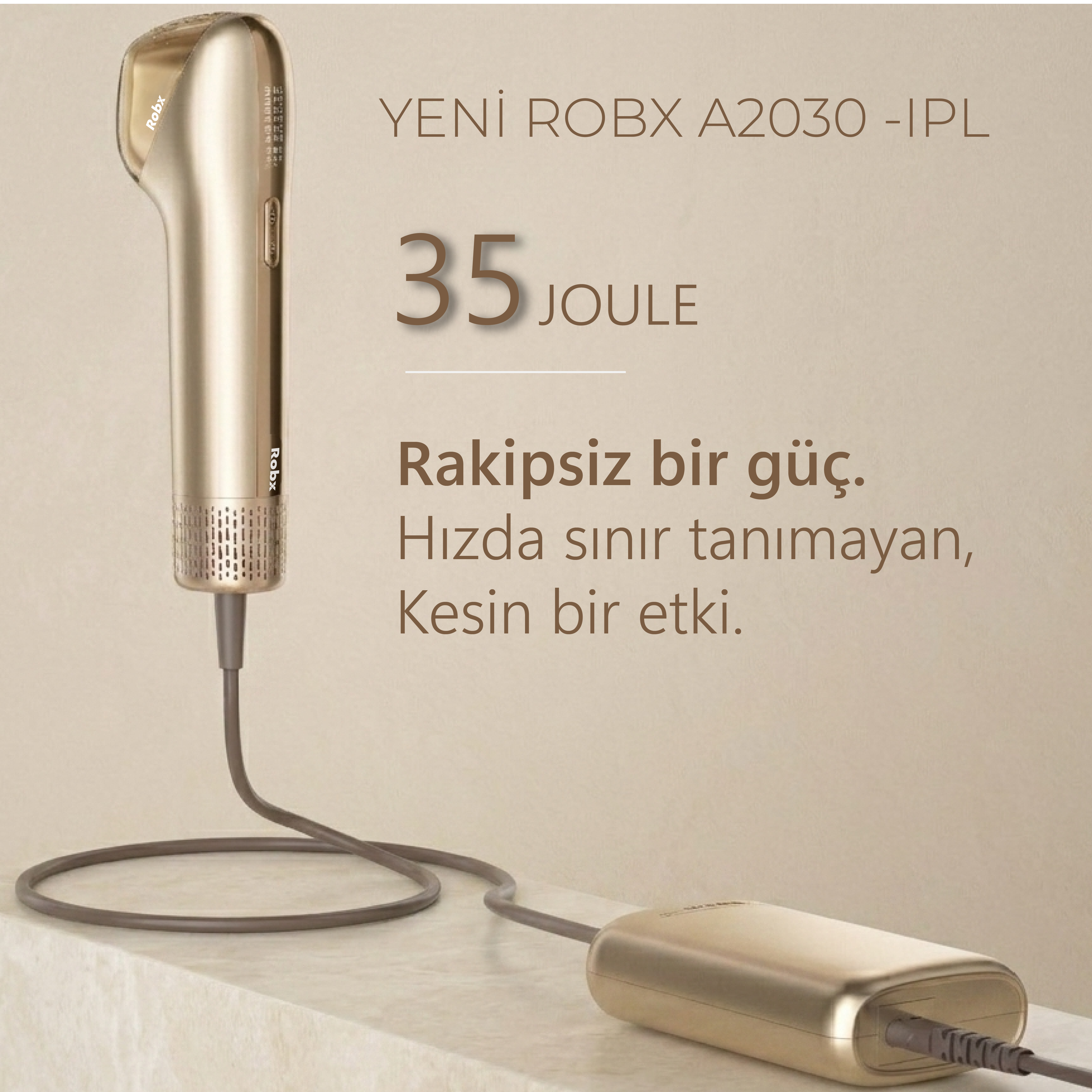 Bej rengi zeminde 35 Joule gücünde altın rengi IPL cihazı ve adaptörü.