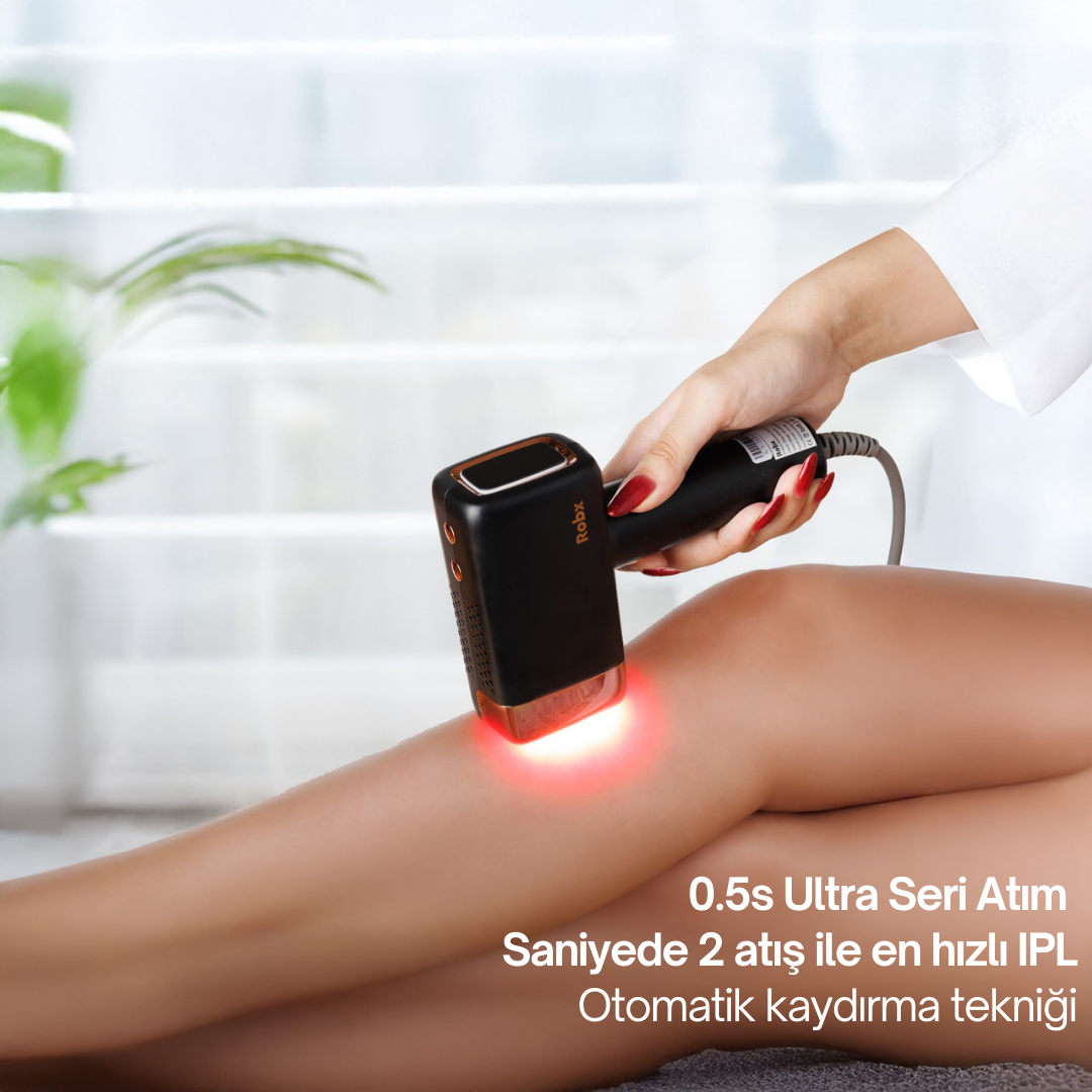 Bir el, bacak üzerinde kırmızı ışıklı siyah bir IPL cihazı kullanıyor.