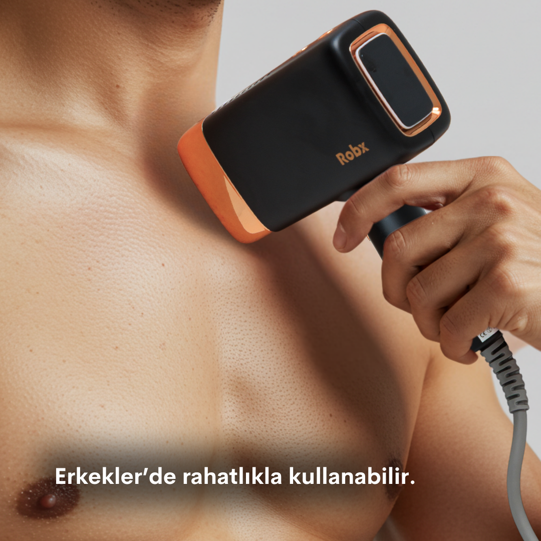 Bir erkek göğsündeki tüyleri almak için siyah ve bakır renkli cihaz kullanıyor.