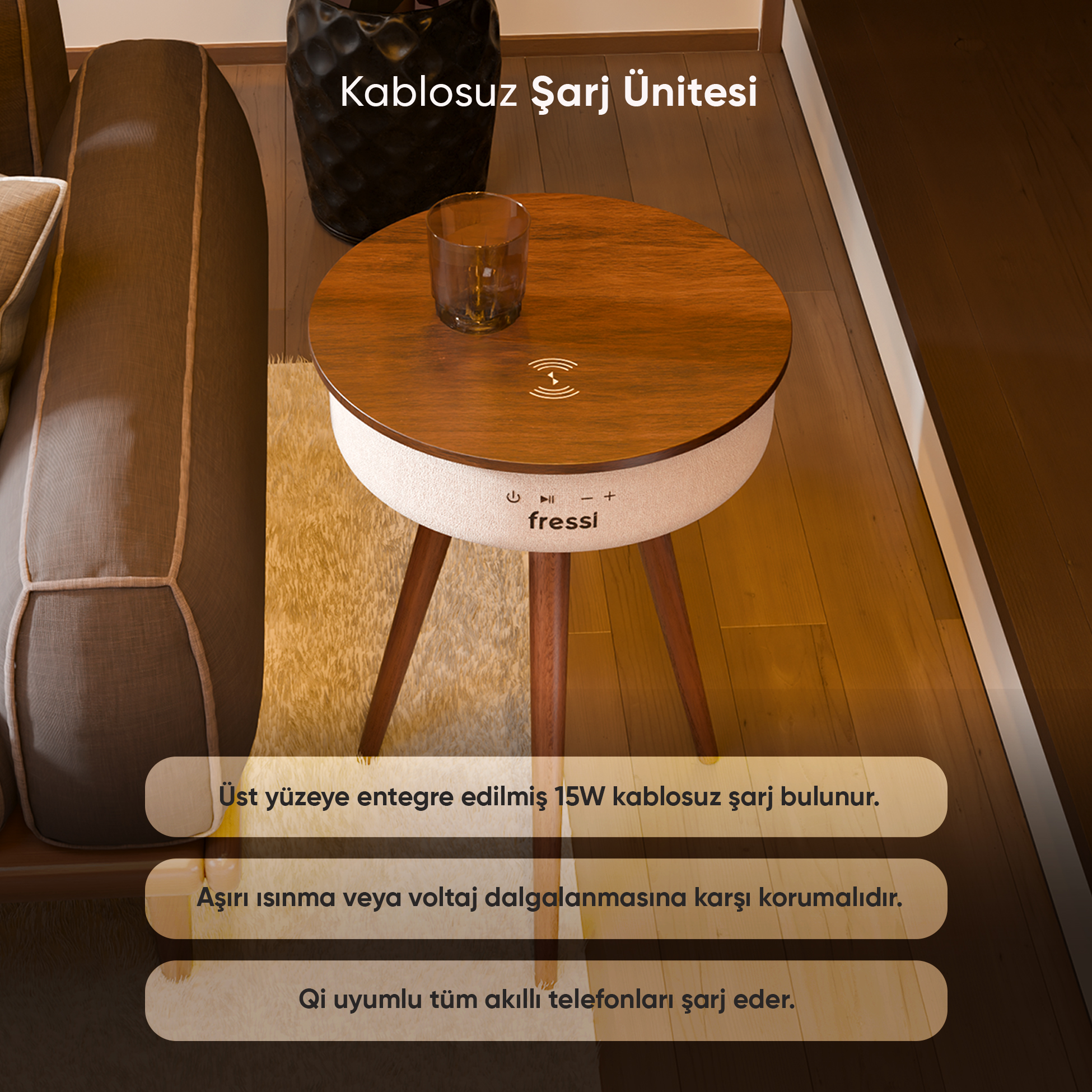 15W kablosuz şarjlı yuvarlak ahşap masa. Üzerinde bardak var.