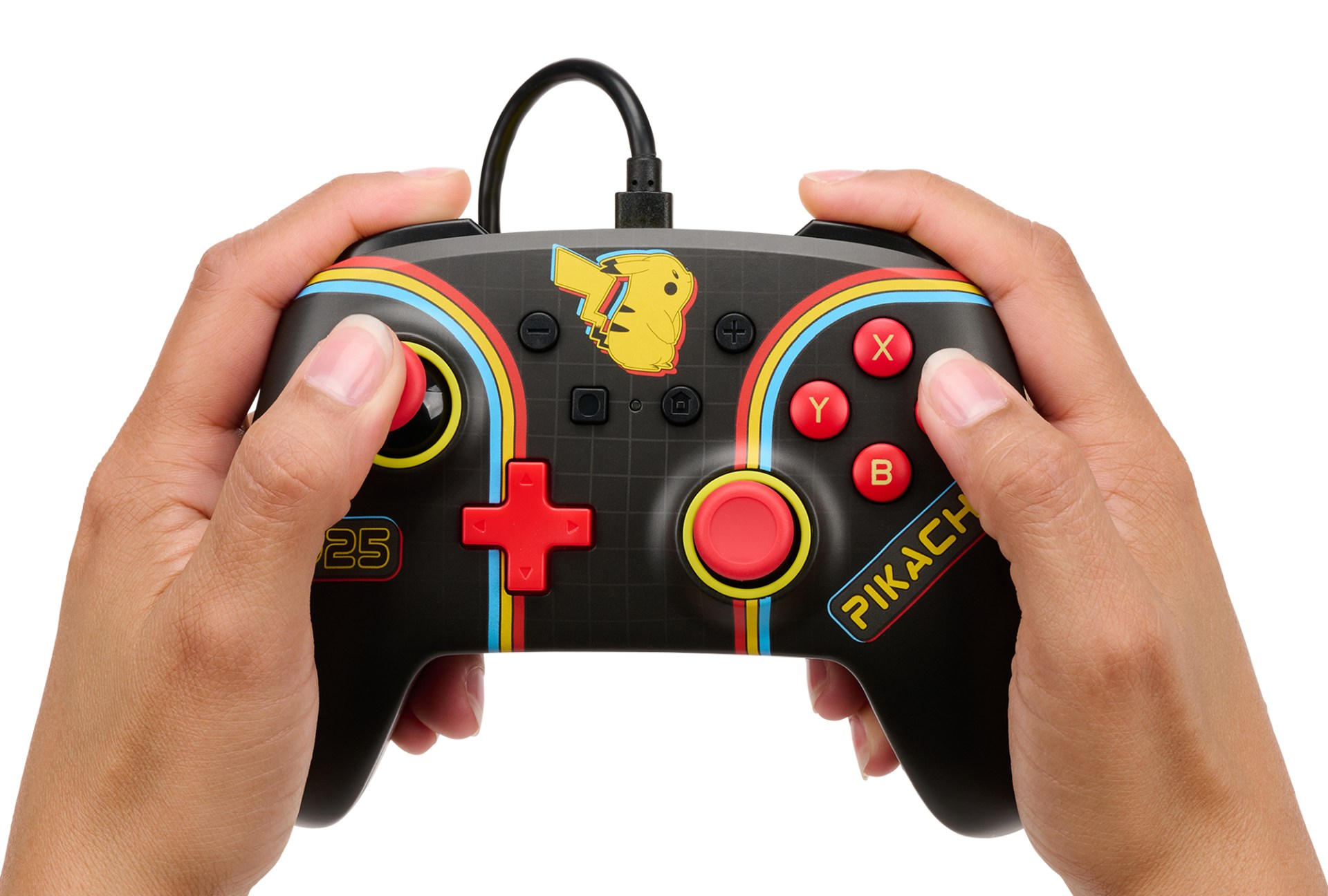 Dłonie trzymają czarny kontroler Nintendo z motywem Pikachu, czerwonymi przyciskami i tęczowymi akcentami.