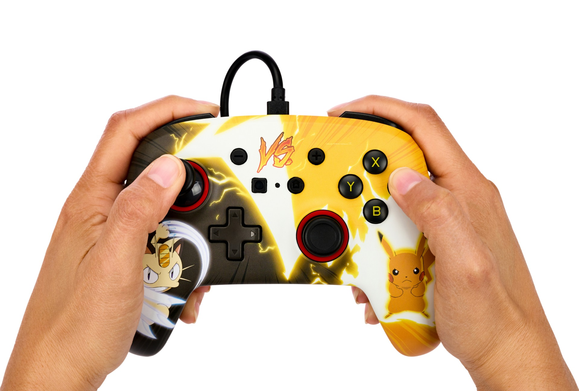Dłonie trzymające żółty kontroler Pokémon z Pikachu i Meowthem.