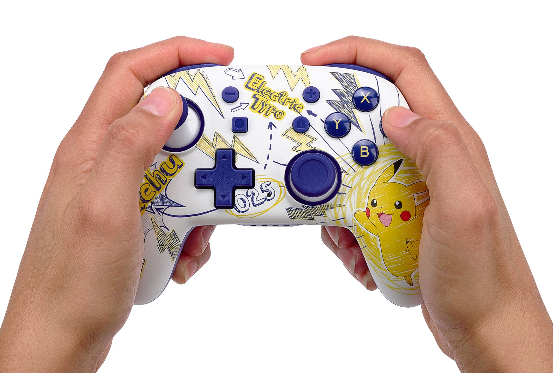 Mani tengono un controller bianco con design Pikachu e pulsanti blu.