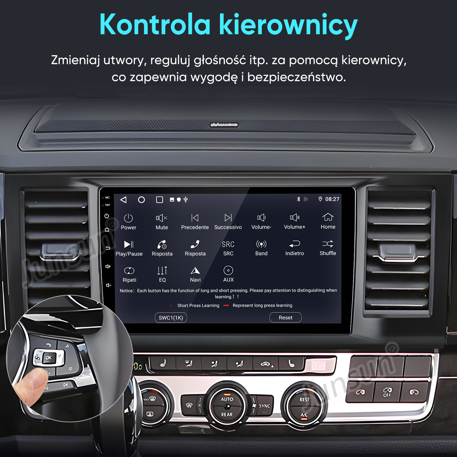 Palec naciska przycisk na kierownicy samochodu. Widoczny jest samochodowy system infotainment.