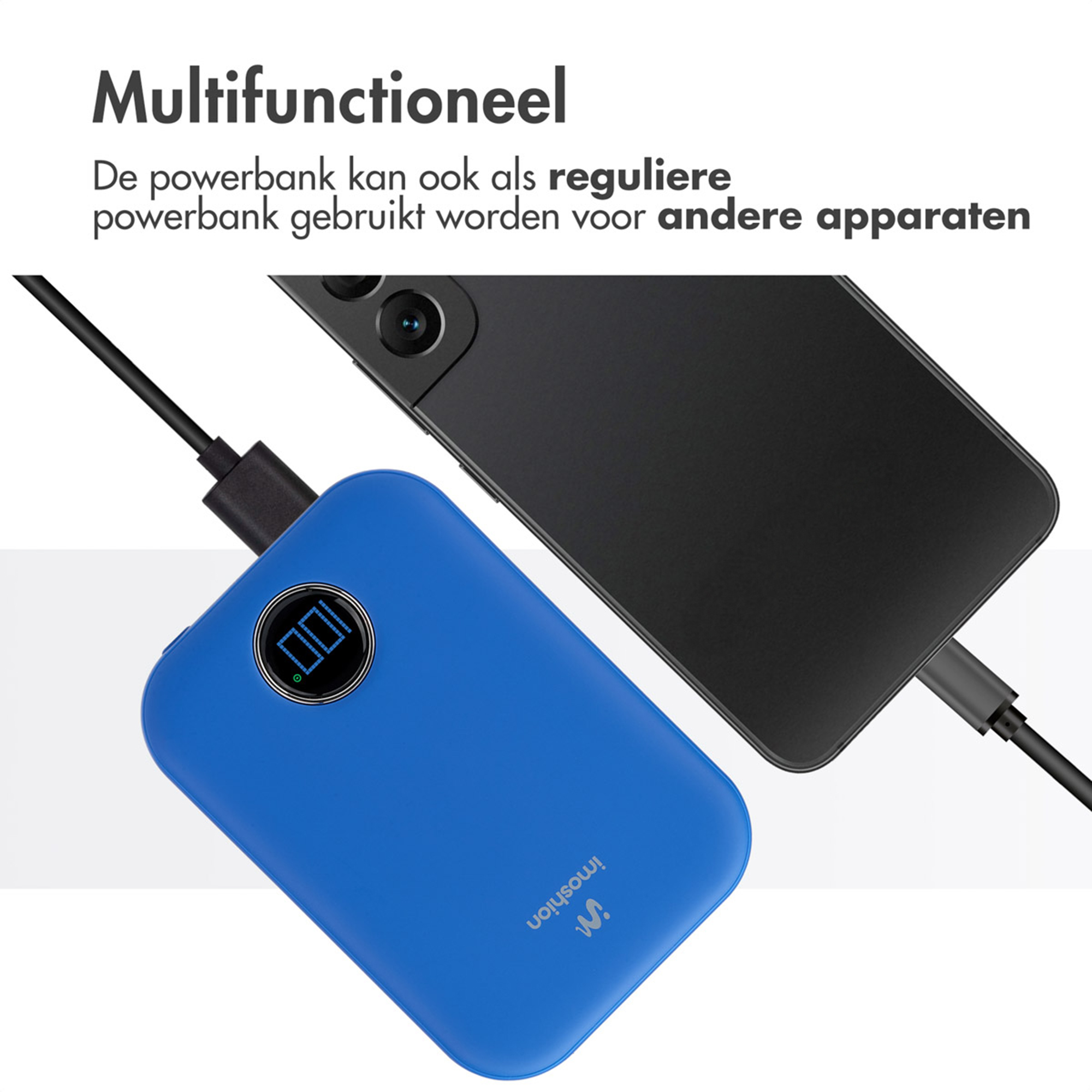 Eine blaue Powerbank wird an ein schwarzes Smartphone angeschlossen.
