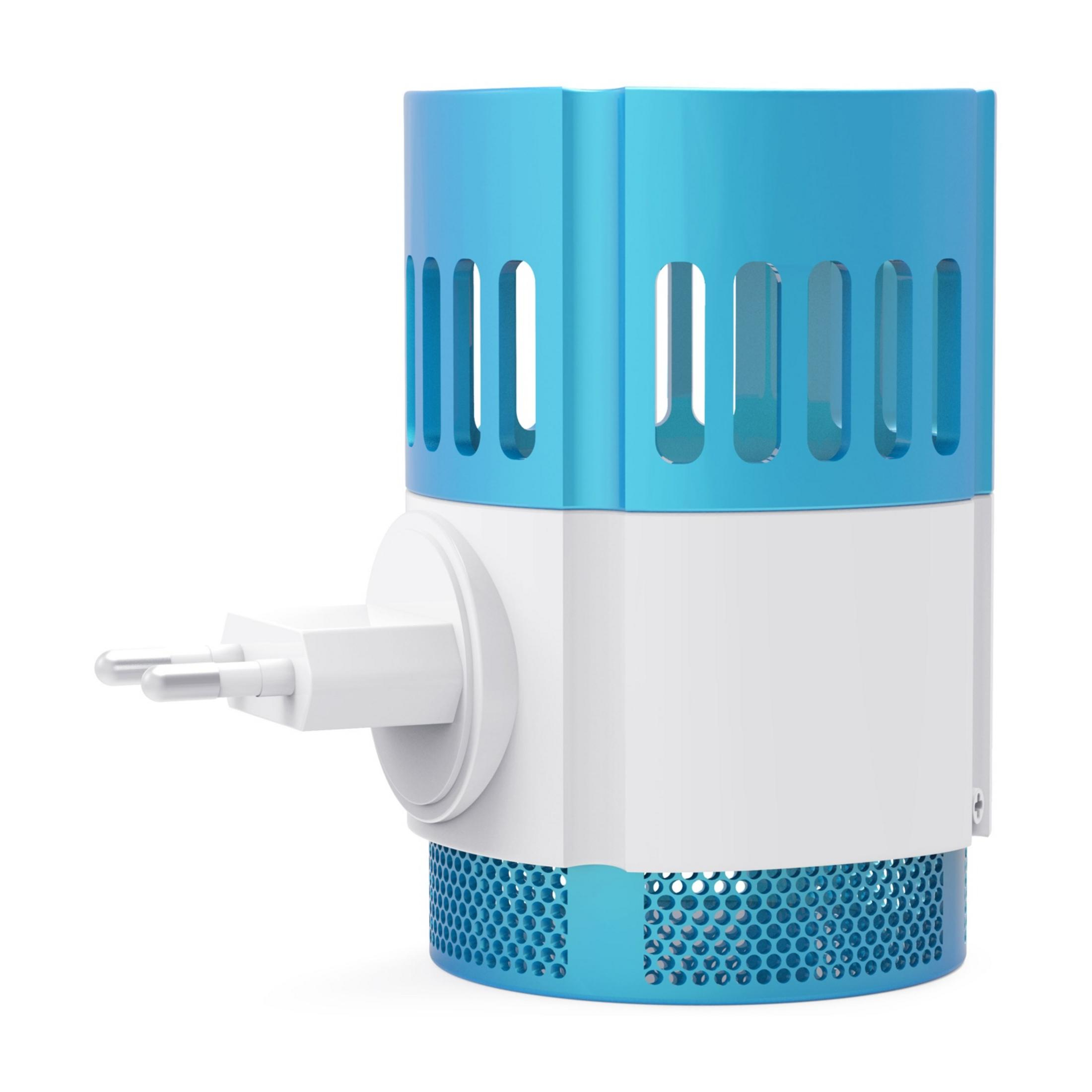 Ein blauer und weißer Stecker mit Lüftungsschlitzen, der in eine Steckdose gesteckt wird.