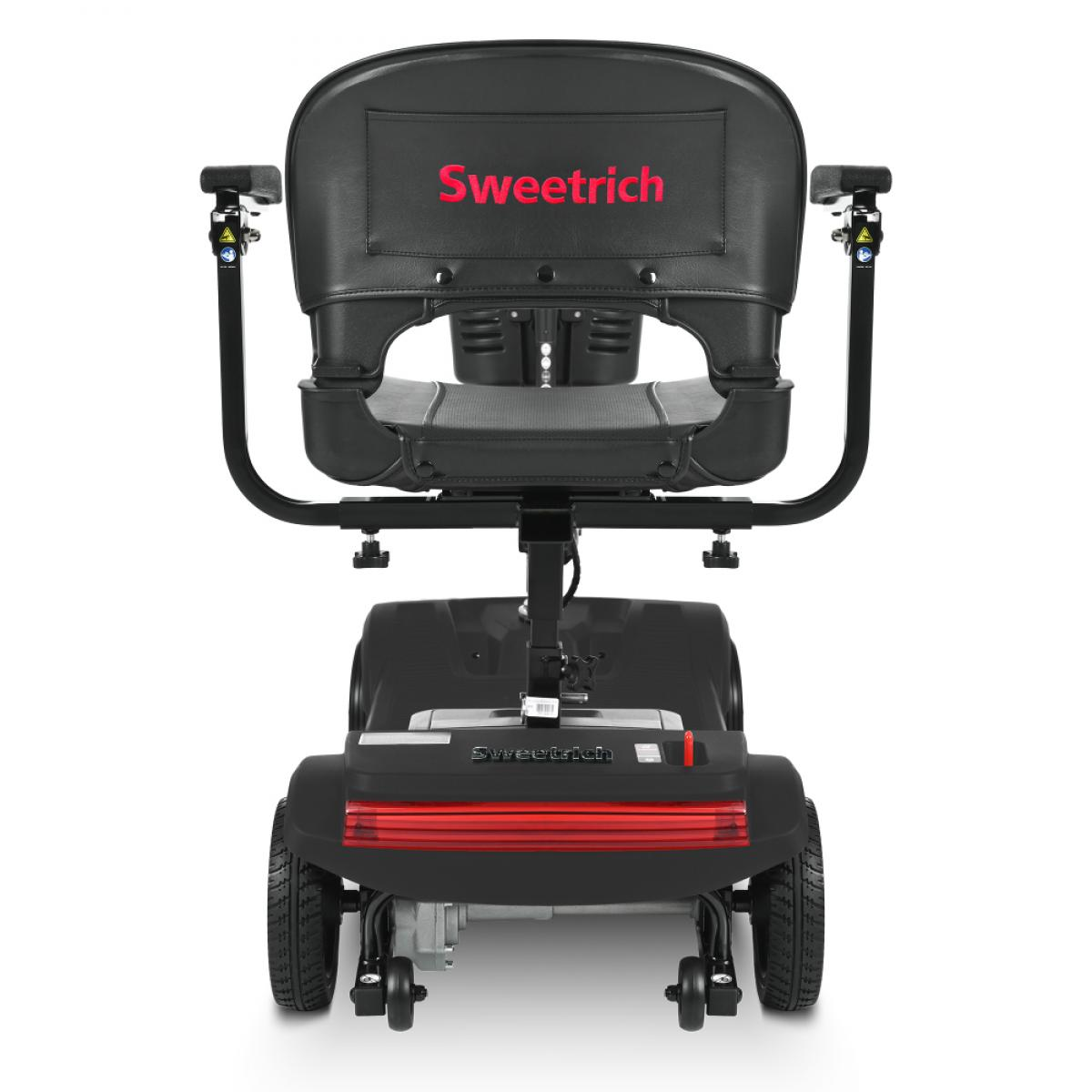 Schwarzer Elektromobil mit Polstersitz und "Sweetrich"-Logo auf der Rückenlehne.