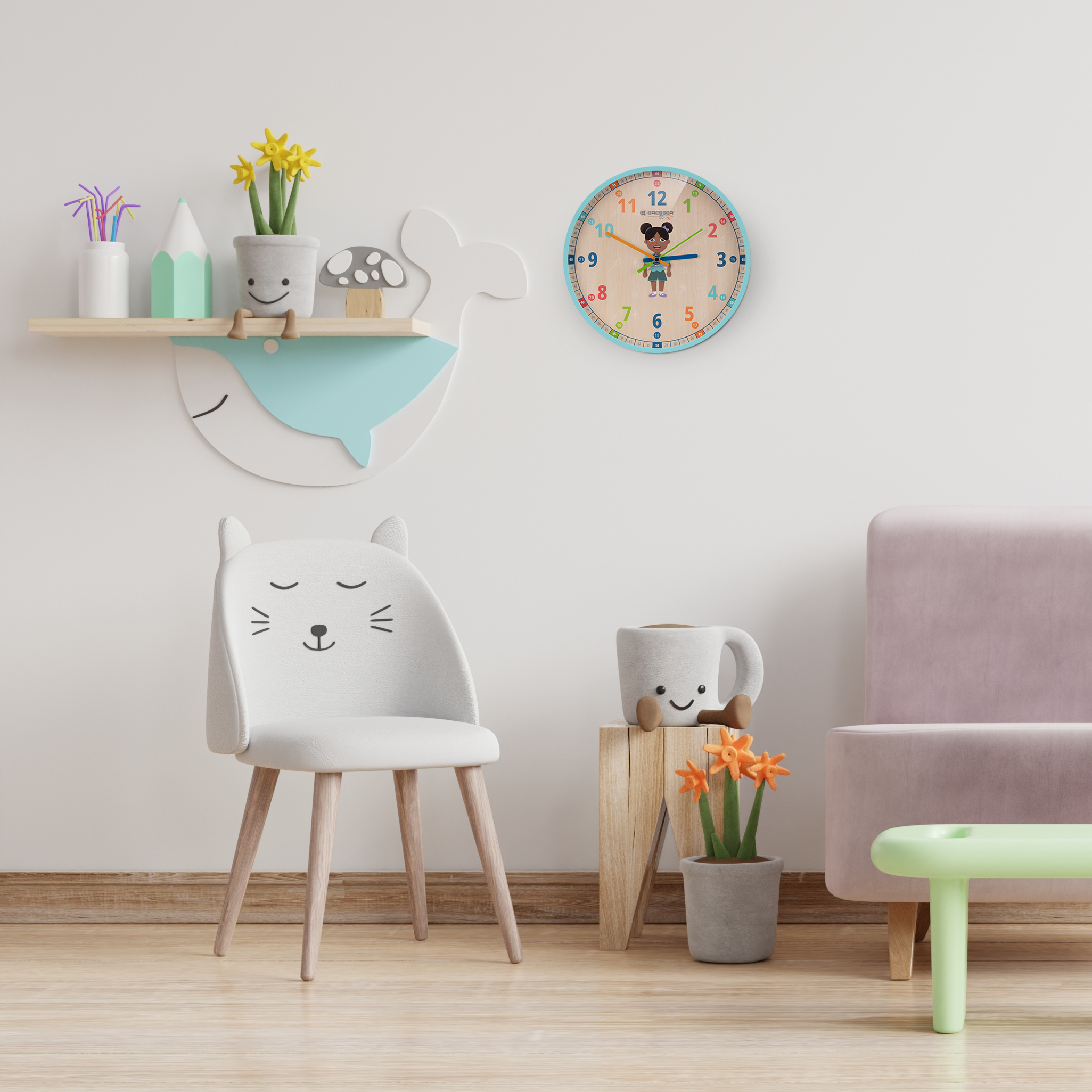 Ein Kinderzimmer mit einem weißen Stuhl, einer Uhr und einem Sofa.