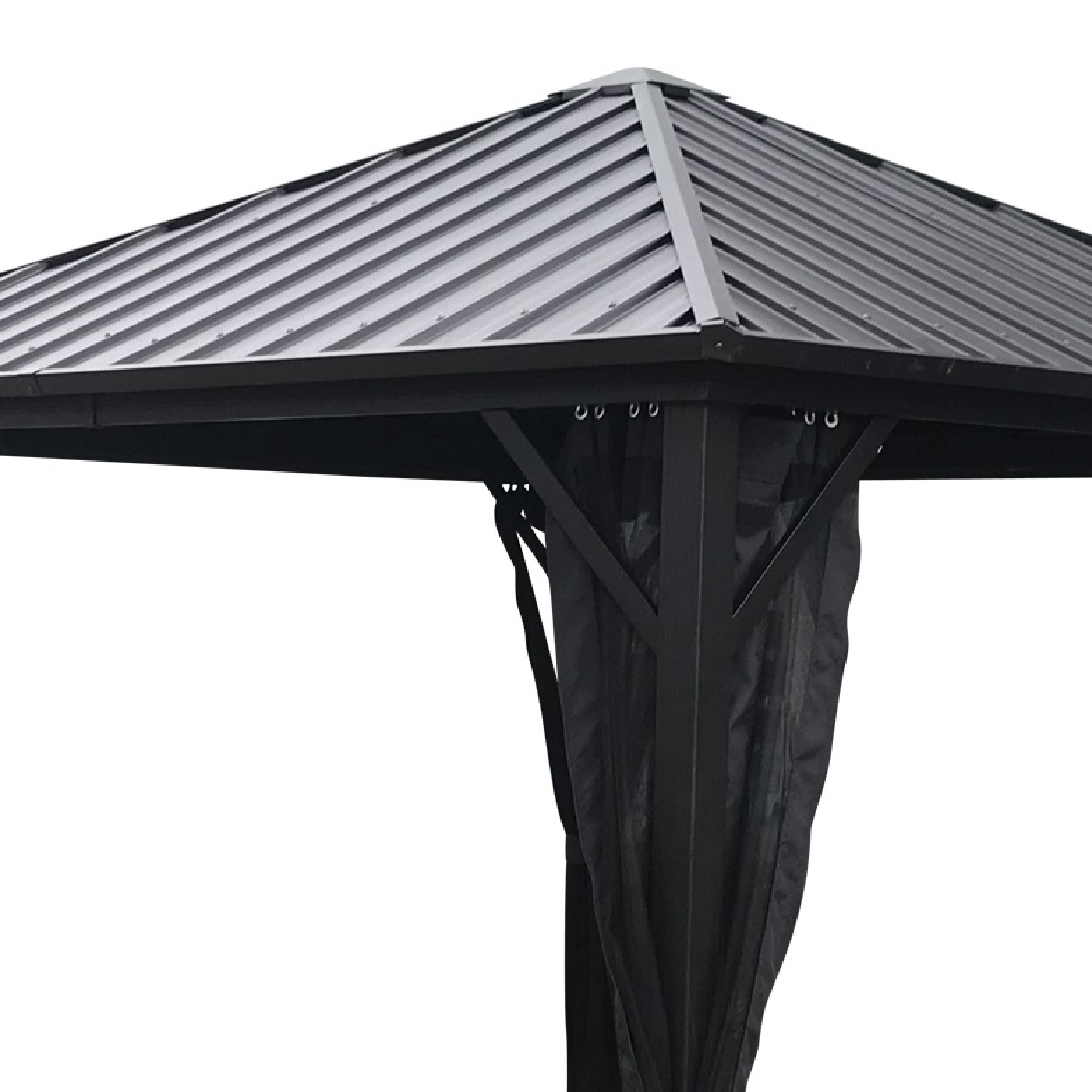 Dach eines schwarzen Pavillons mit Metallstreifen und Vorhängen.
