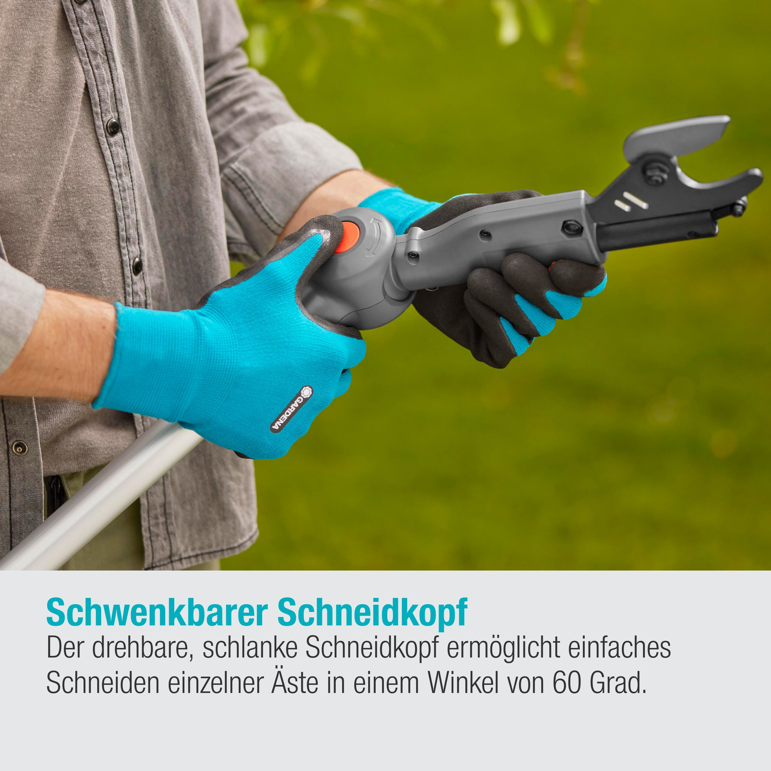 Ein Mann mit blauen Handschuhen bedient einen Heckenschneider mit schwenkbarem Kopf.