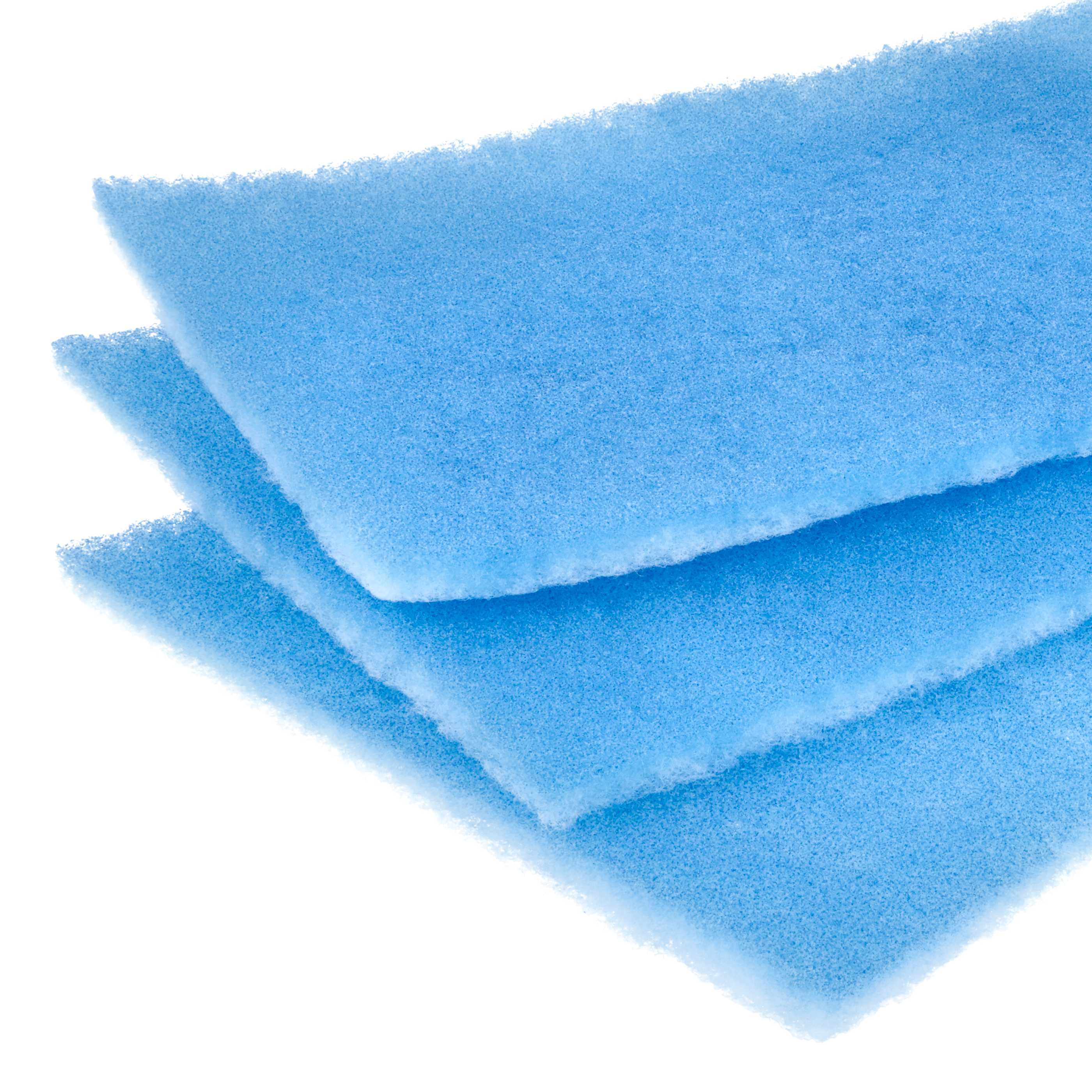 Drei hellblaue Schaumstoffpads liegen übereinander, weißer Hintergrund.