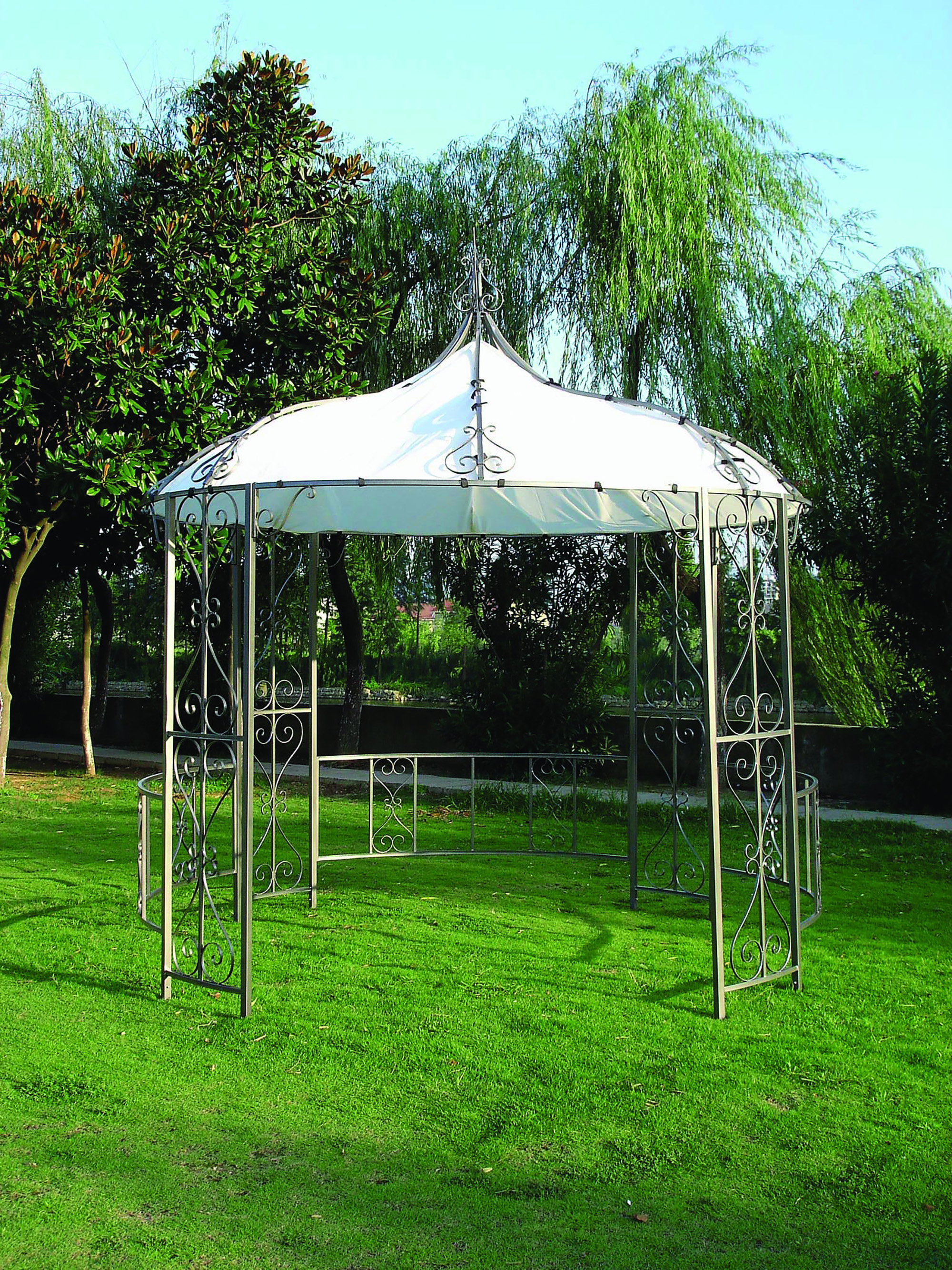Ein weißes Pavillon aus Metall mit Schnörkeln auf grünem Rasen.