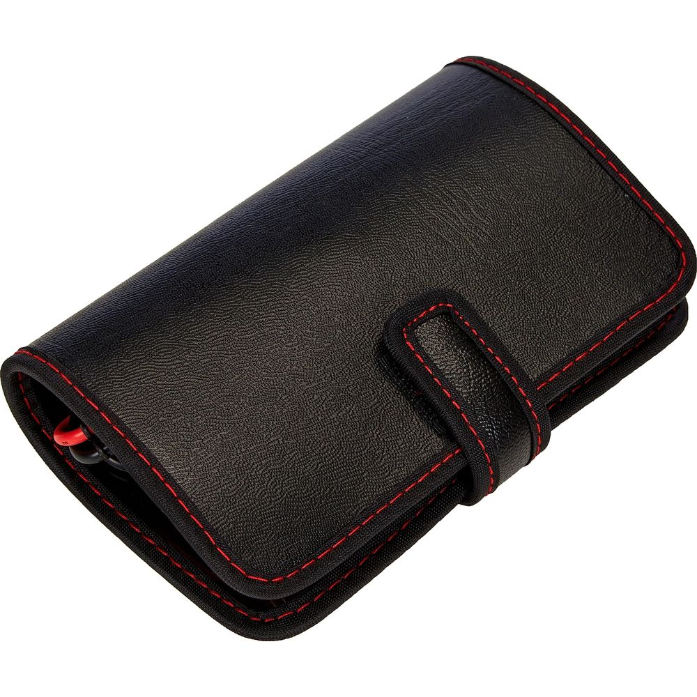 Schwarze Ledertasche mit roter Naht, geschlossen.