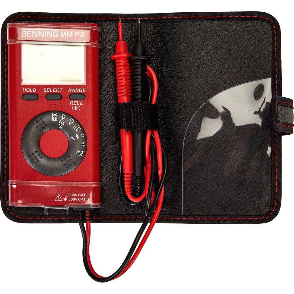 Ein rotes Multimeter von Benning MM P3 mit Prüfspitzen in einer schwarzen Hülle.