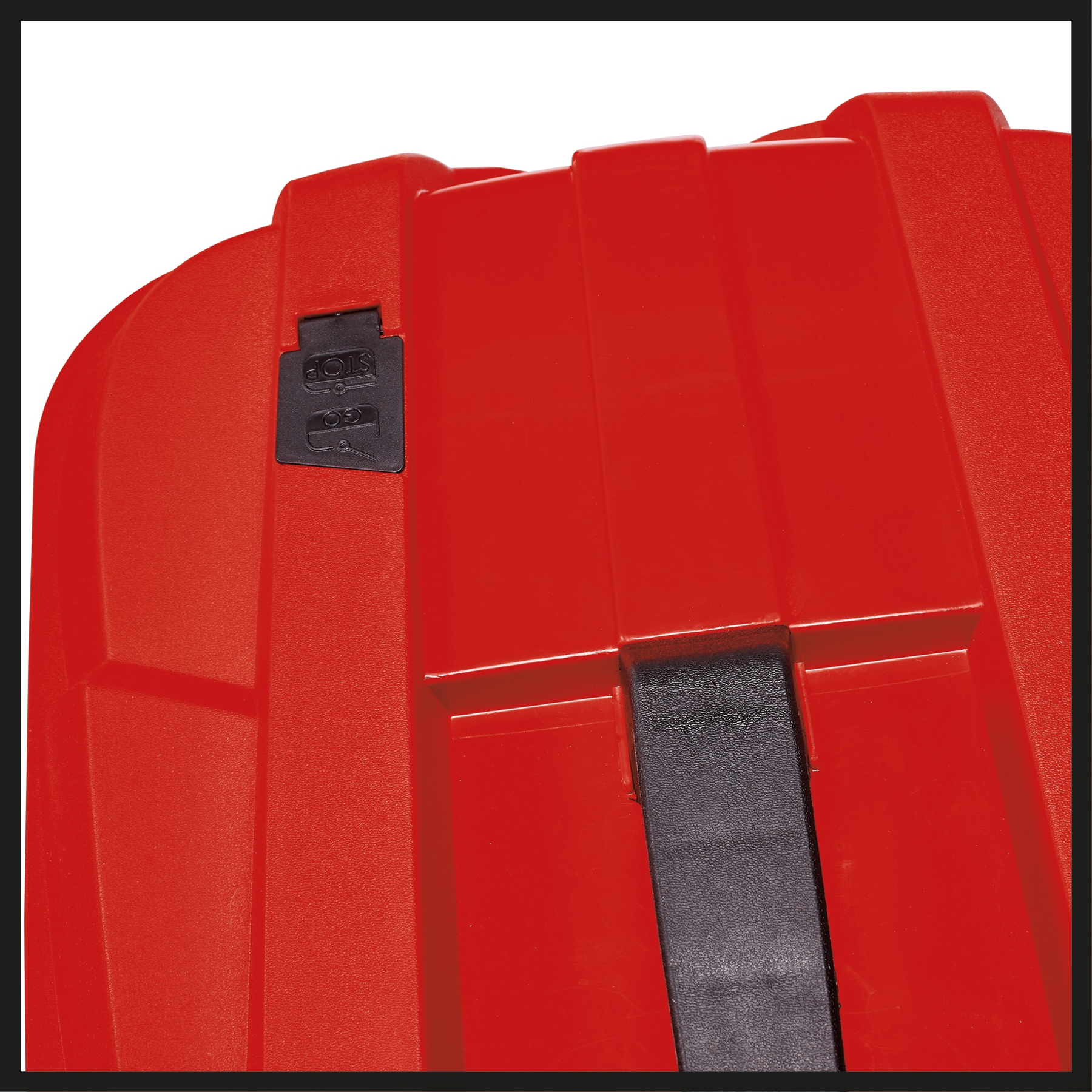 Roter Koffer mit schwarzem Riemen und 