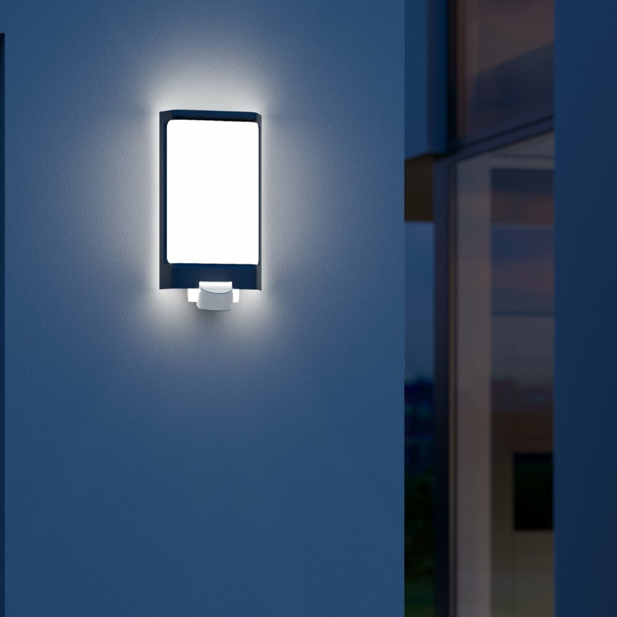 Eine rechteckige Wandleuchte leuchtet hell an einer blauen Wand.