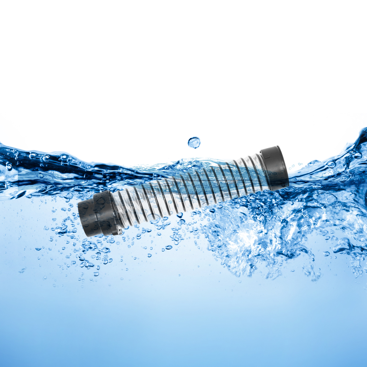 Een flexibele slang ondergedompeld in blauw water met opstijgende bubbels.