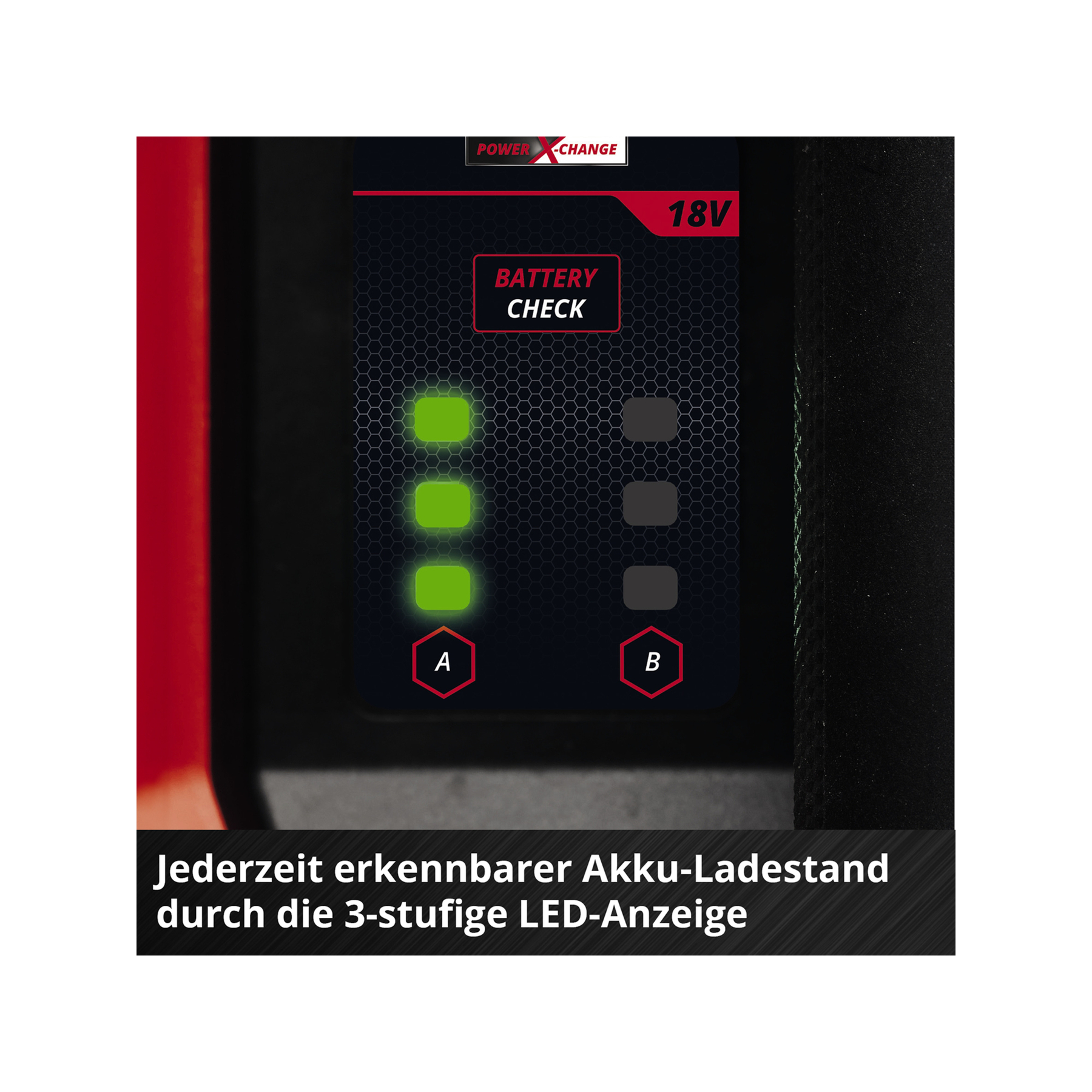 Ein 18V Ladegerät zeigt drei grüne Lichter für Akku A an.