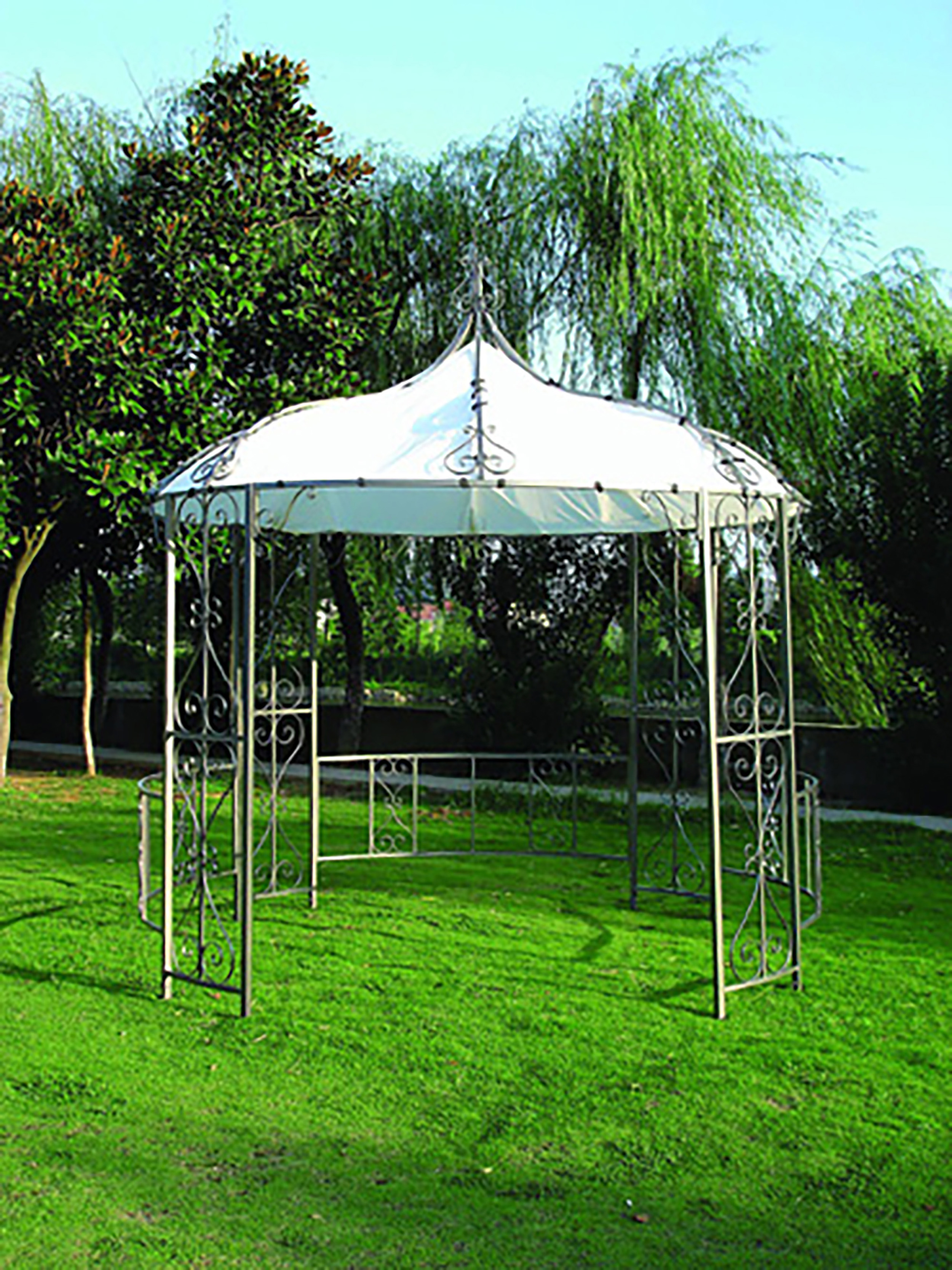 Ein weißer Pavillon mit schmiedeeisernen Details auf einem grünen Rasen.