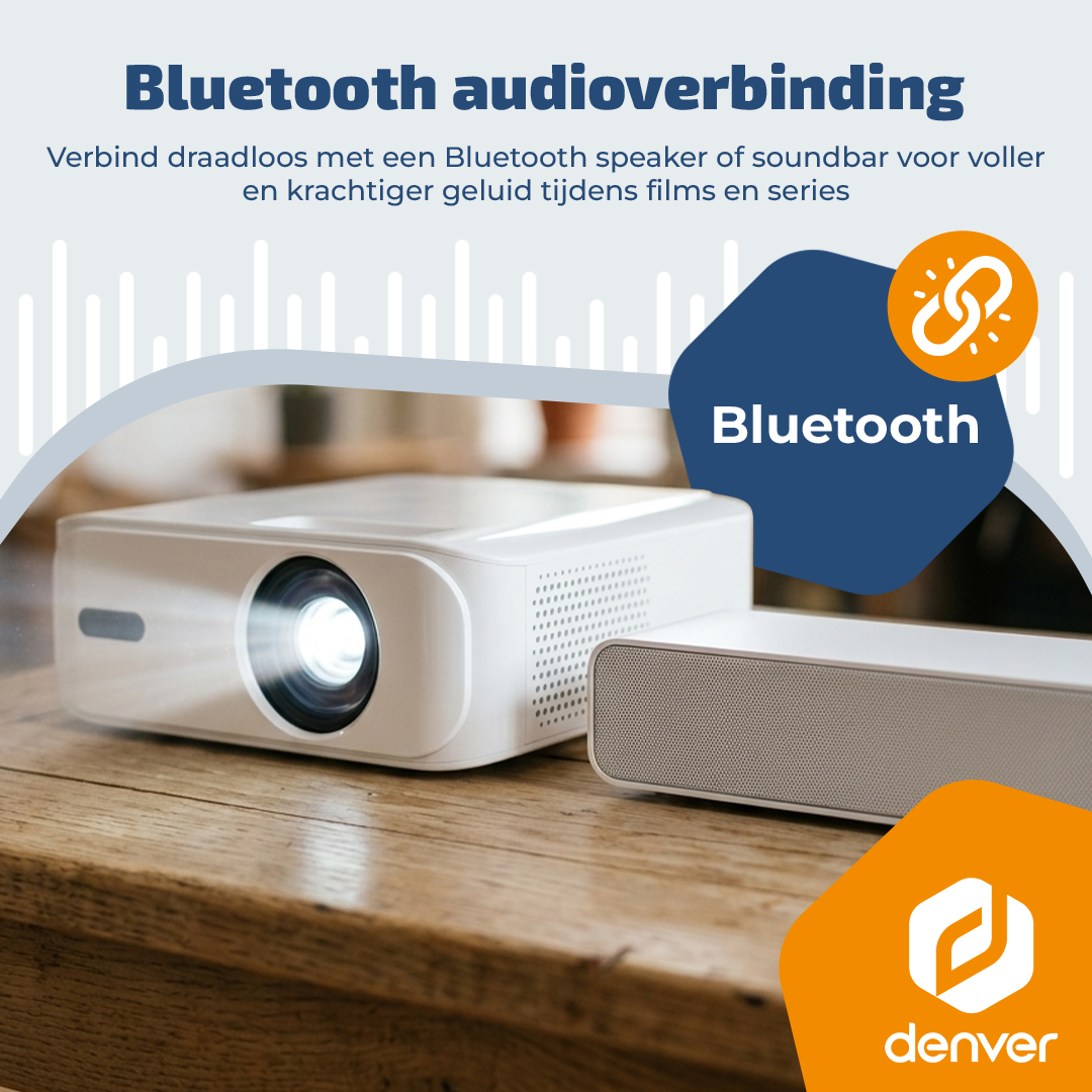 Un projecteur blanc et une barre de son sur une table en bois, avec symbole Bluetooth.