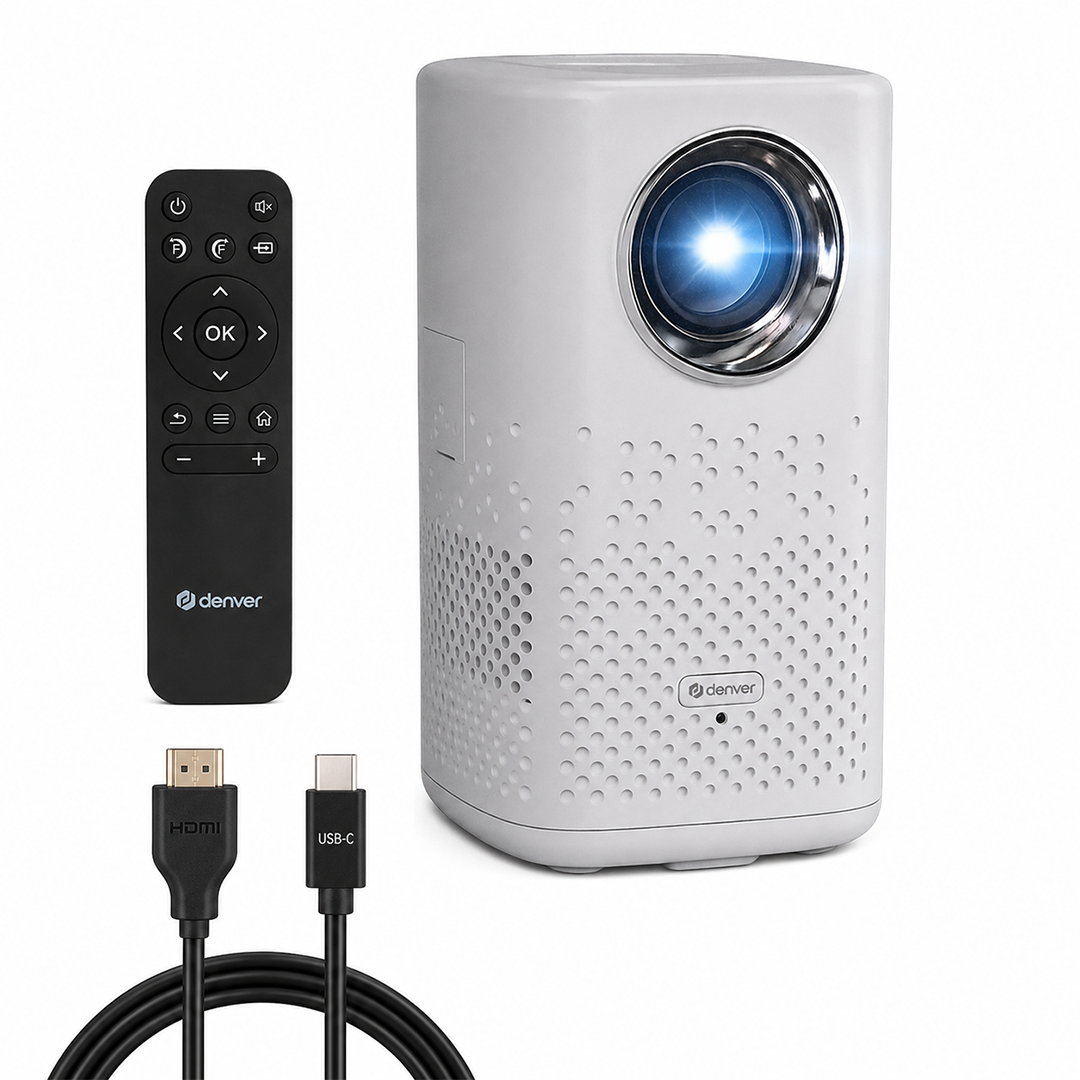 Un projecteur blanc avec une télécommande et des câbles sur fond blanc.