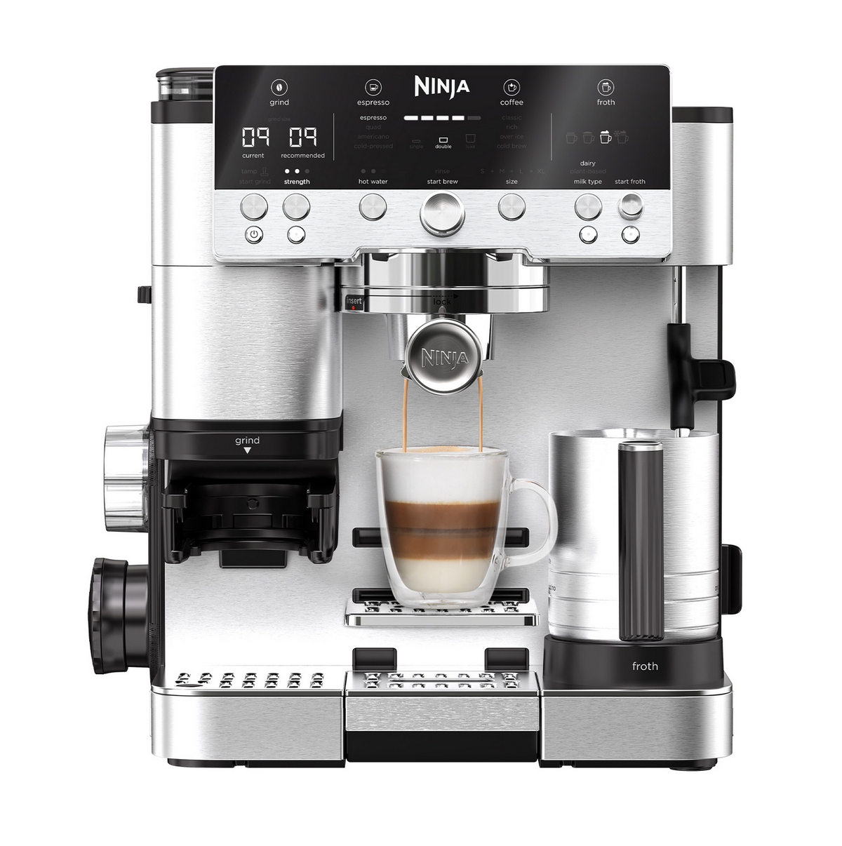 Une machine à café Ninja argentée préparant du café dans une tasse en verre transparent.