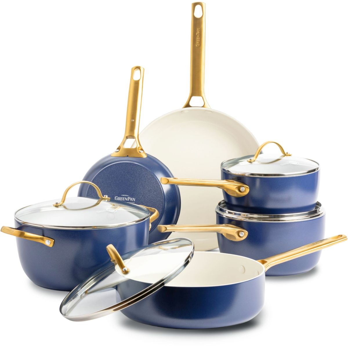 Set aus blauen Töpfen und Pfannen mit goldenen Griffen vor weißem Hintergrund.