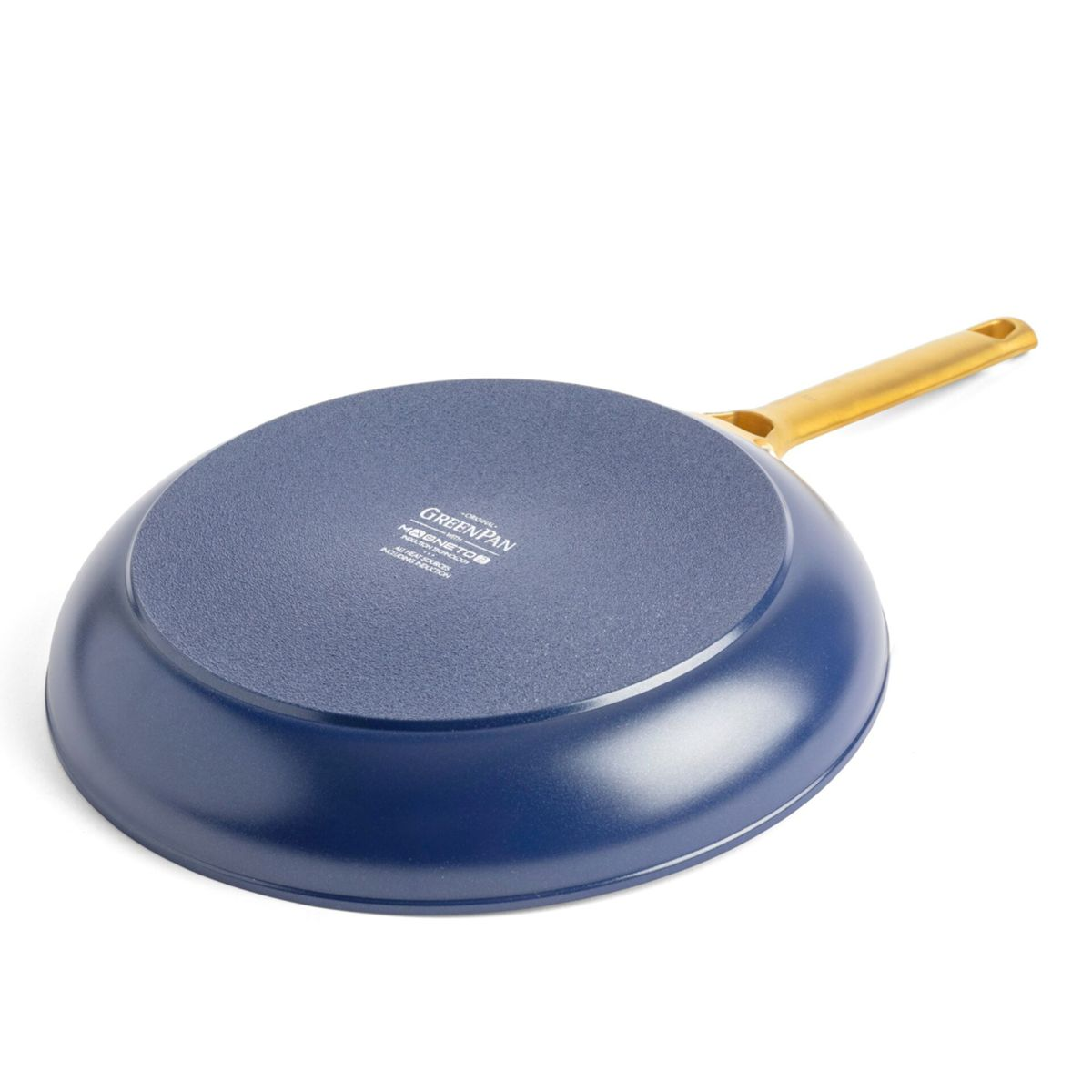 Dunkelblaue Pfanne mit gelbem Griff, mit weißer Beschriftung auf dem Boden.