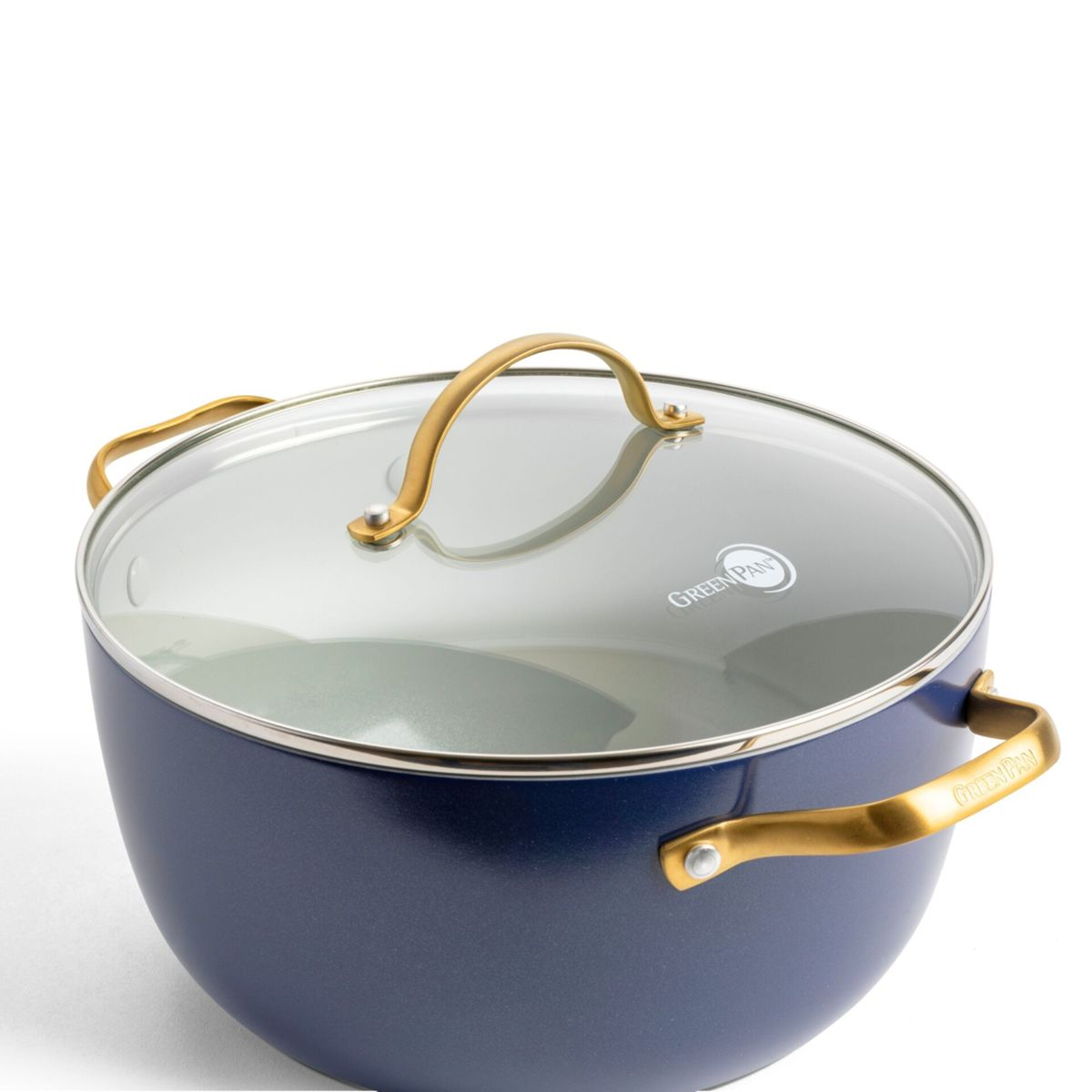 Eine dunkelblaue Kochtopf mit Glasdeckel und goldenen Griffen.