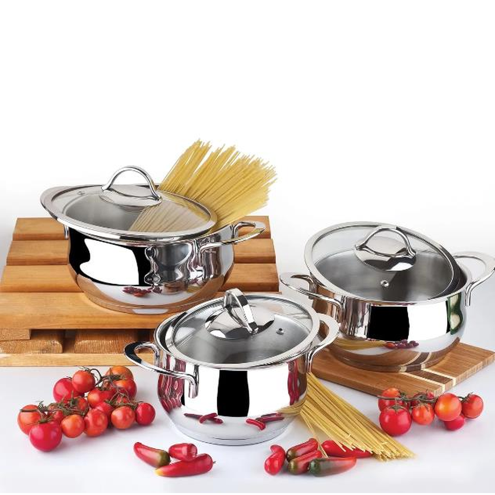 Cam kapaklı üç parlak tencere. Spagetti, domates ve acı biber.