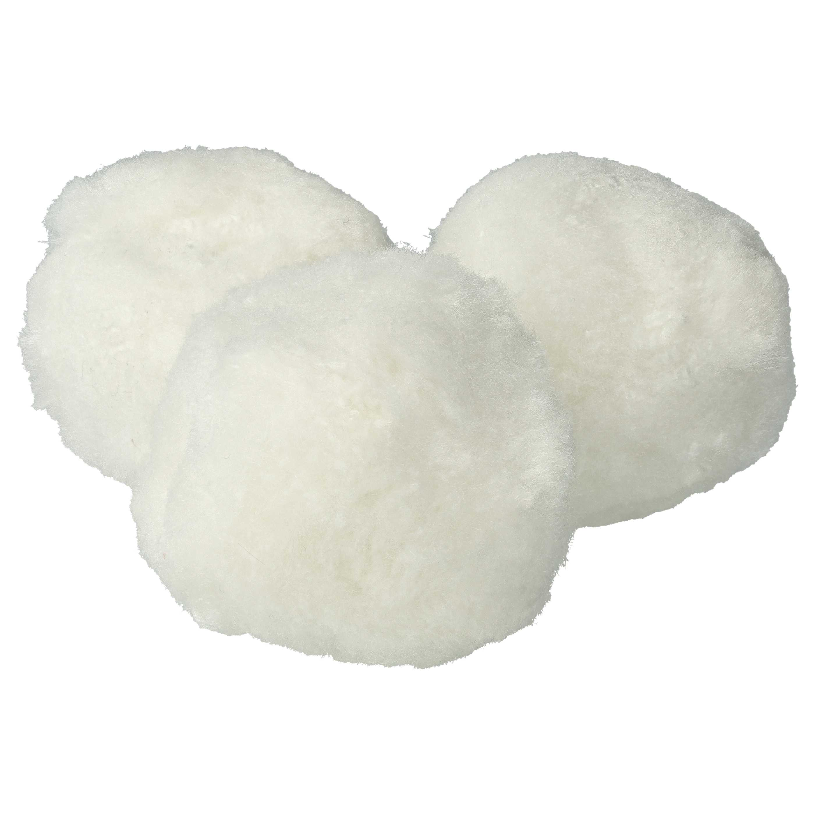 Drei weiße, flauschige Pompons liegen nebeneinander auf weißem Hintergrund.