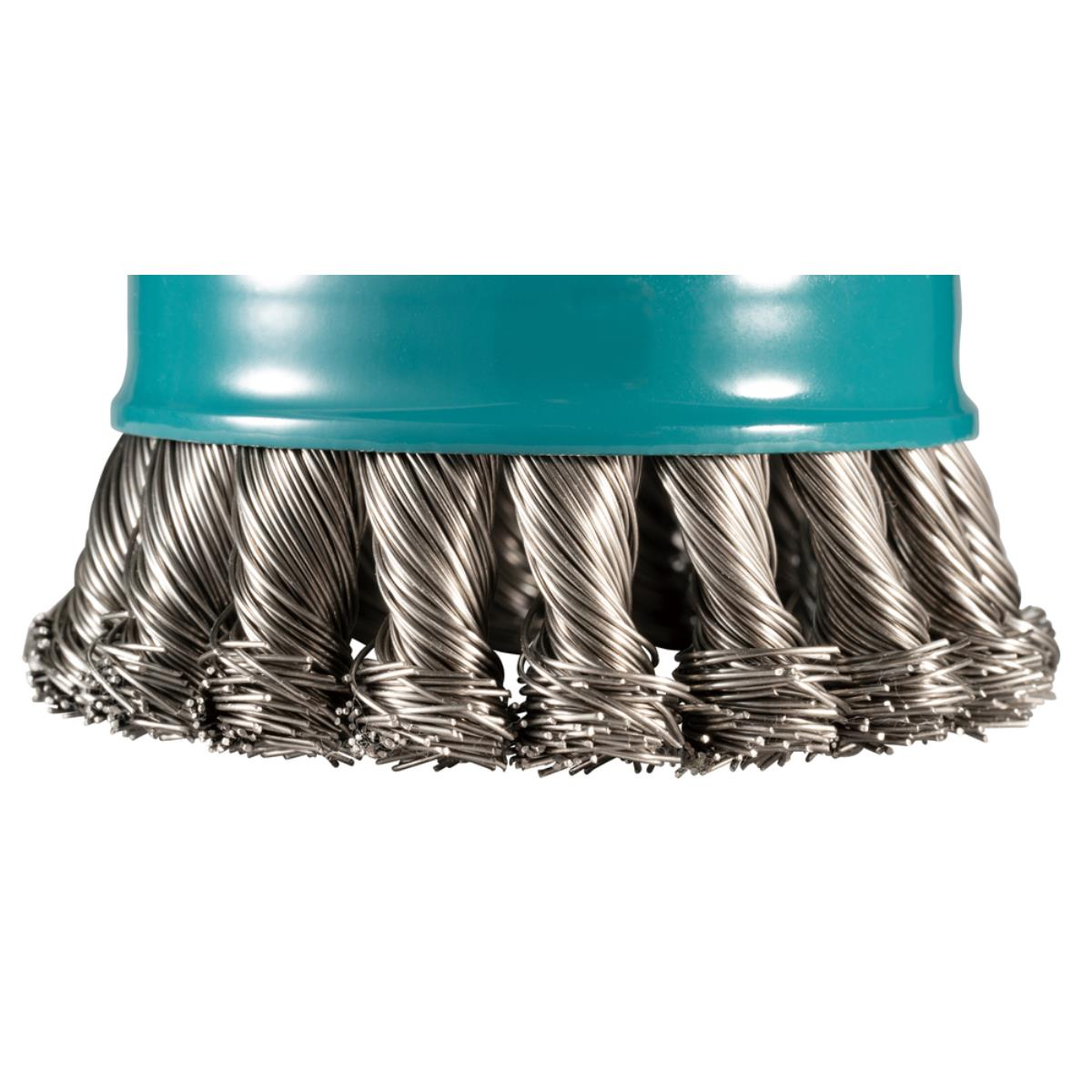 Ein Drahtbürstenaufsatz mit einem türkisfarbenen Gehäuse und verdrehten Metalldrähten.