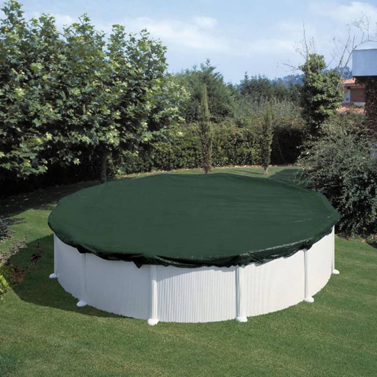 Ein rundes Pool mit einer dunklen grünen Abdeckung im Garten.