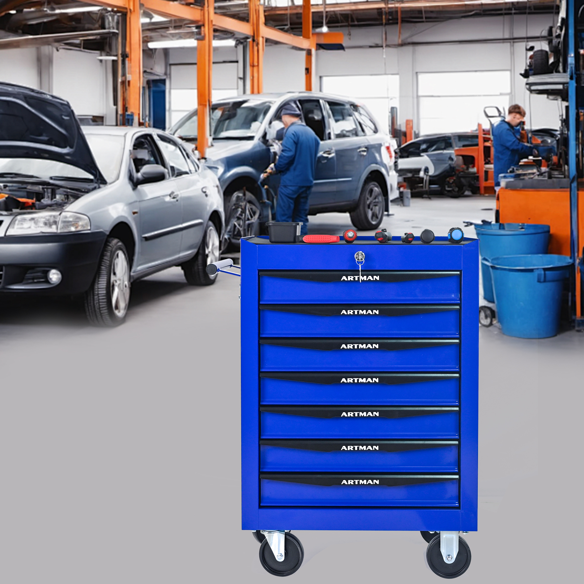 Blaue Werkzeugkiste in einer Werkstatt mit Autos und Mechanikern.