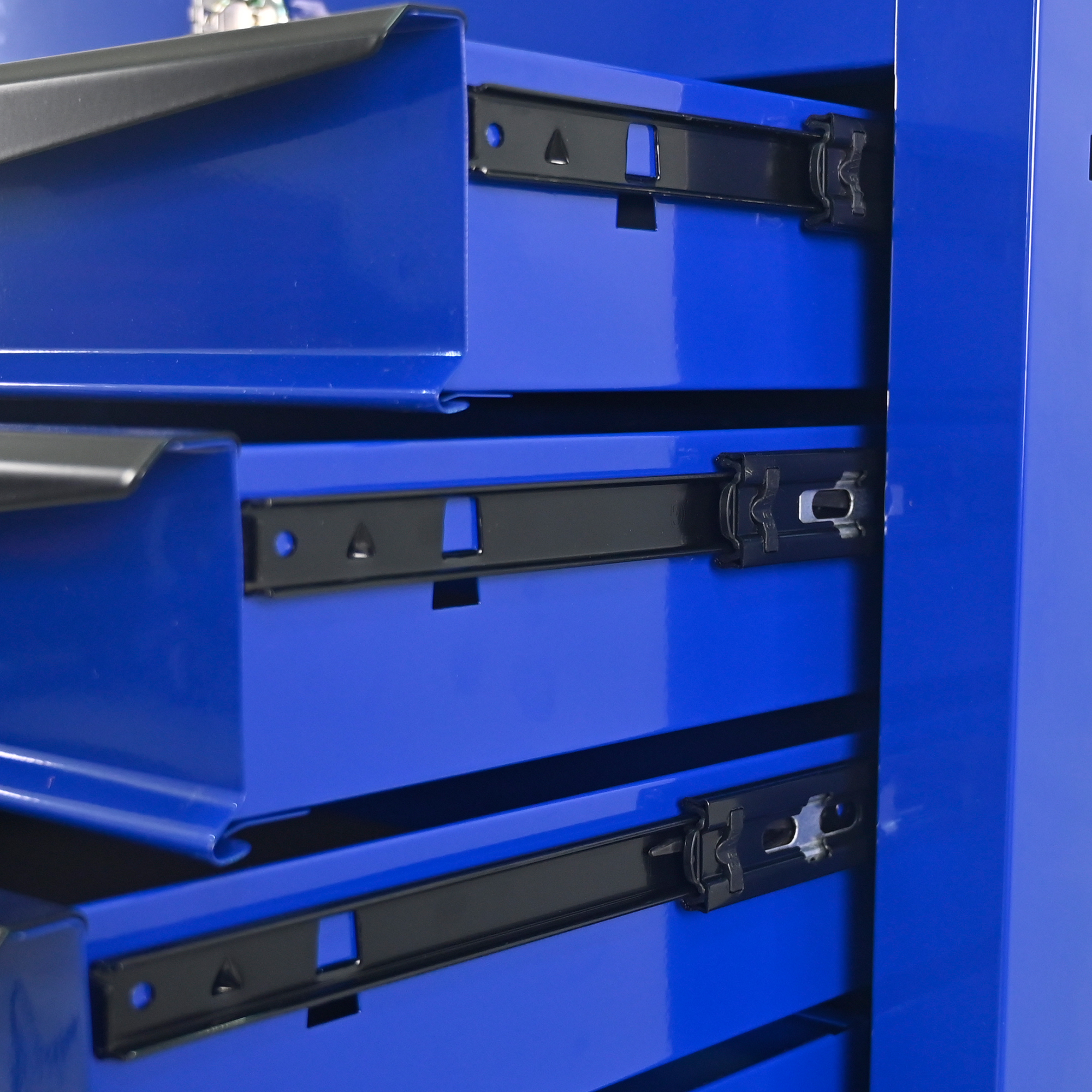 Ein blaues Werkzeugschrank-Detail mit ausziehbaren Schubladen und Schienen.