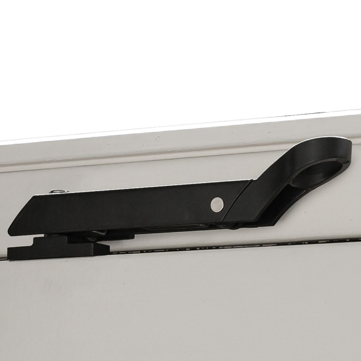 Schwarzer Fenstergriffmechanismus aus Metall auf weißem Hintergrund.