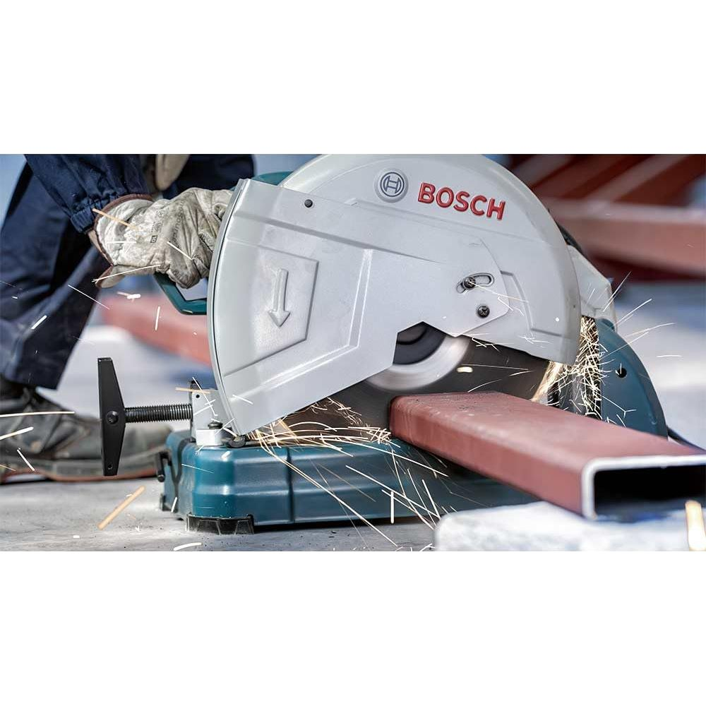 Bosch-Trennschleifer schneidet Metallrohr, Funken fliegen.