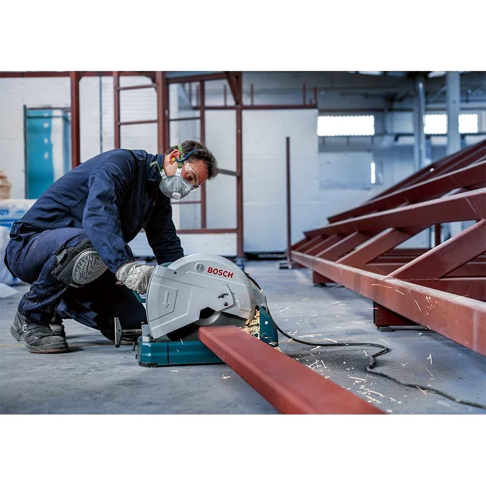 Ein Mann in Schutzkleidung schneidet mit einer Bosch-Maschine Metall und produziert Funken.
