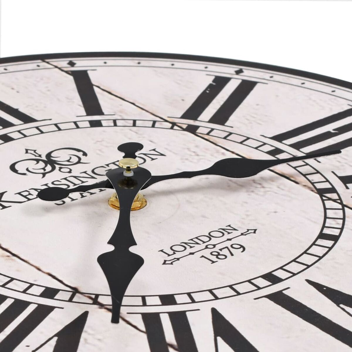 Eine Nahaufnahme einer Wanduhr mit römischen Ziffern und schwarzen Zeigern.