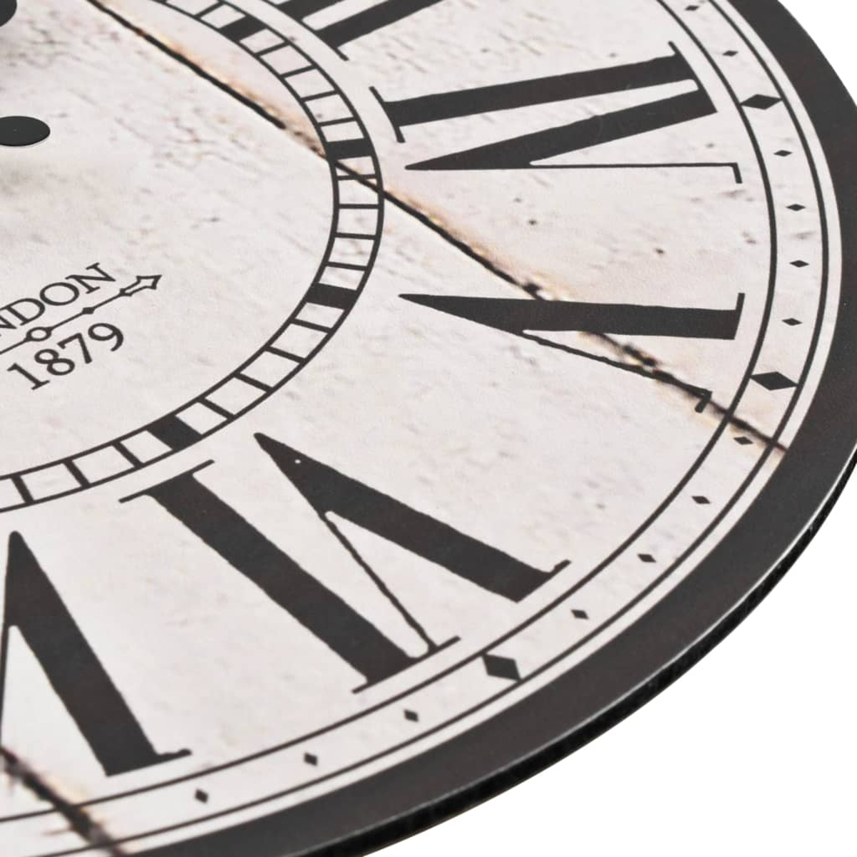 Nahaufnahme einer Uhr mit römischen Ziffern und der Aufschrift „London 1879“.