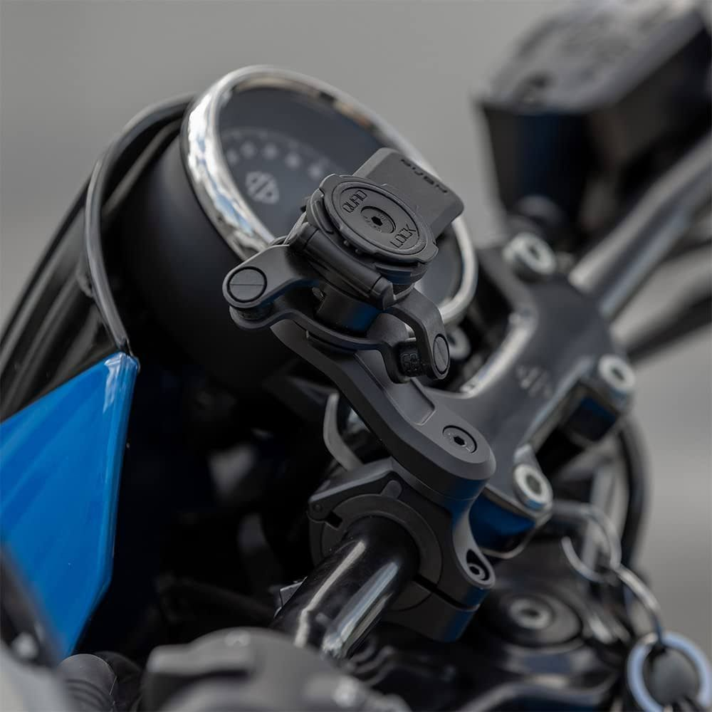 Motorrad-Lenker mit Navihalterung und Armaturenbrett.