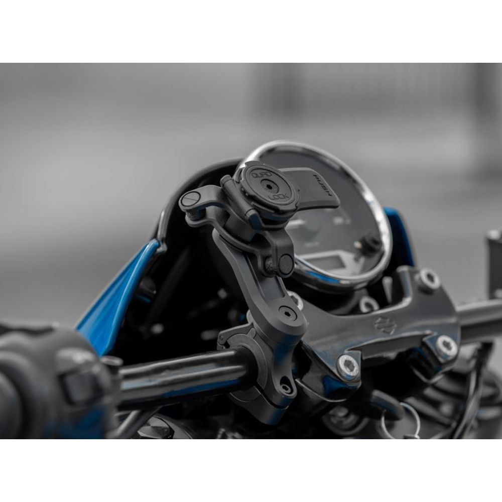 Nahaufnahme des Motorradlenkers mit schwarzer Halterung und blauer Verkleidung.